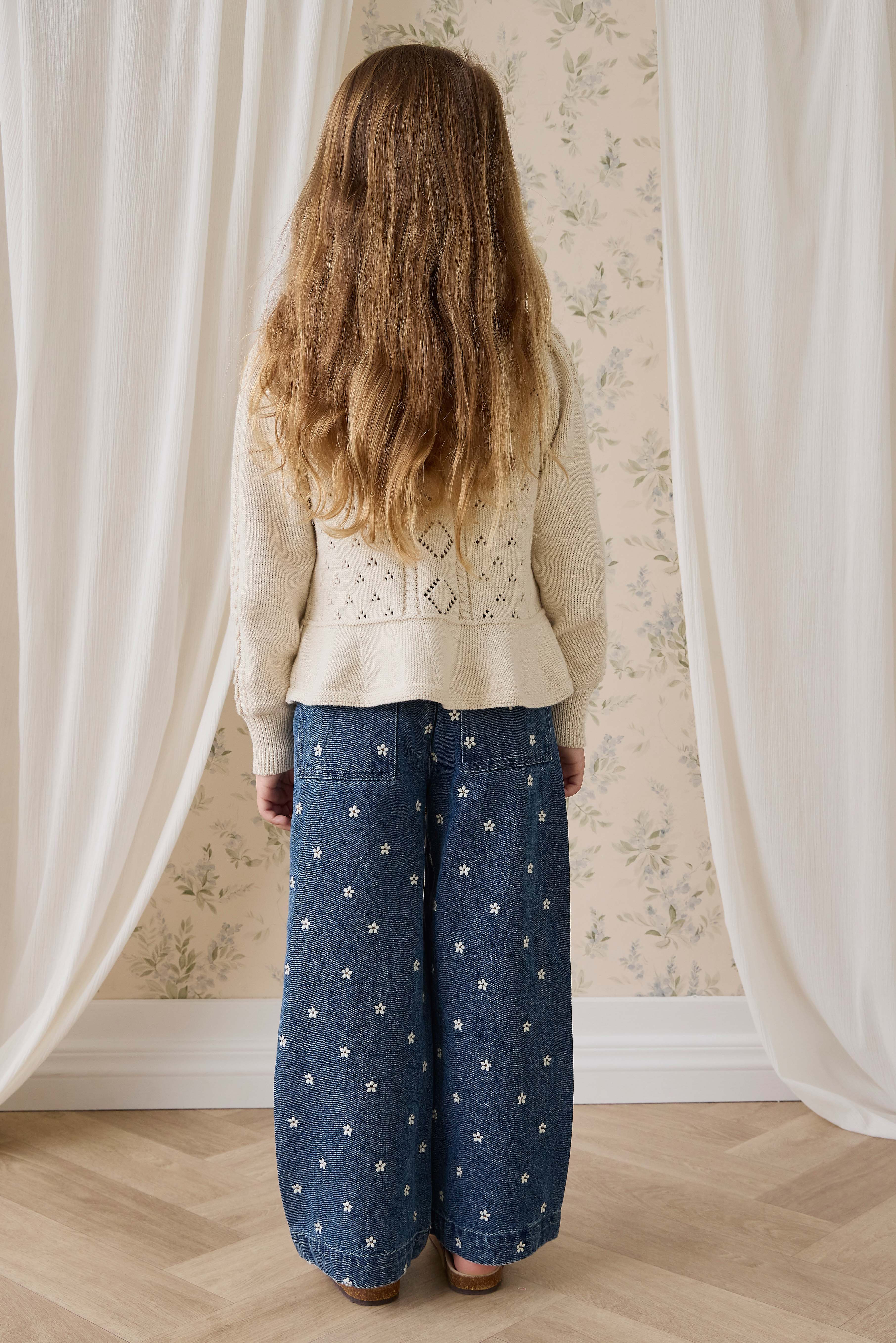 Cardigan en maille de coton évasé couleur vanille avec boutons sur le devant et ourlet évasé pour enfants de 6 mois à 10 ans