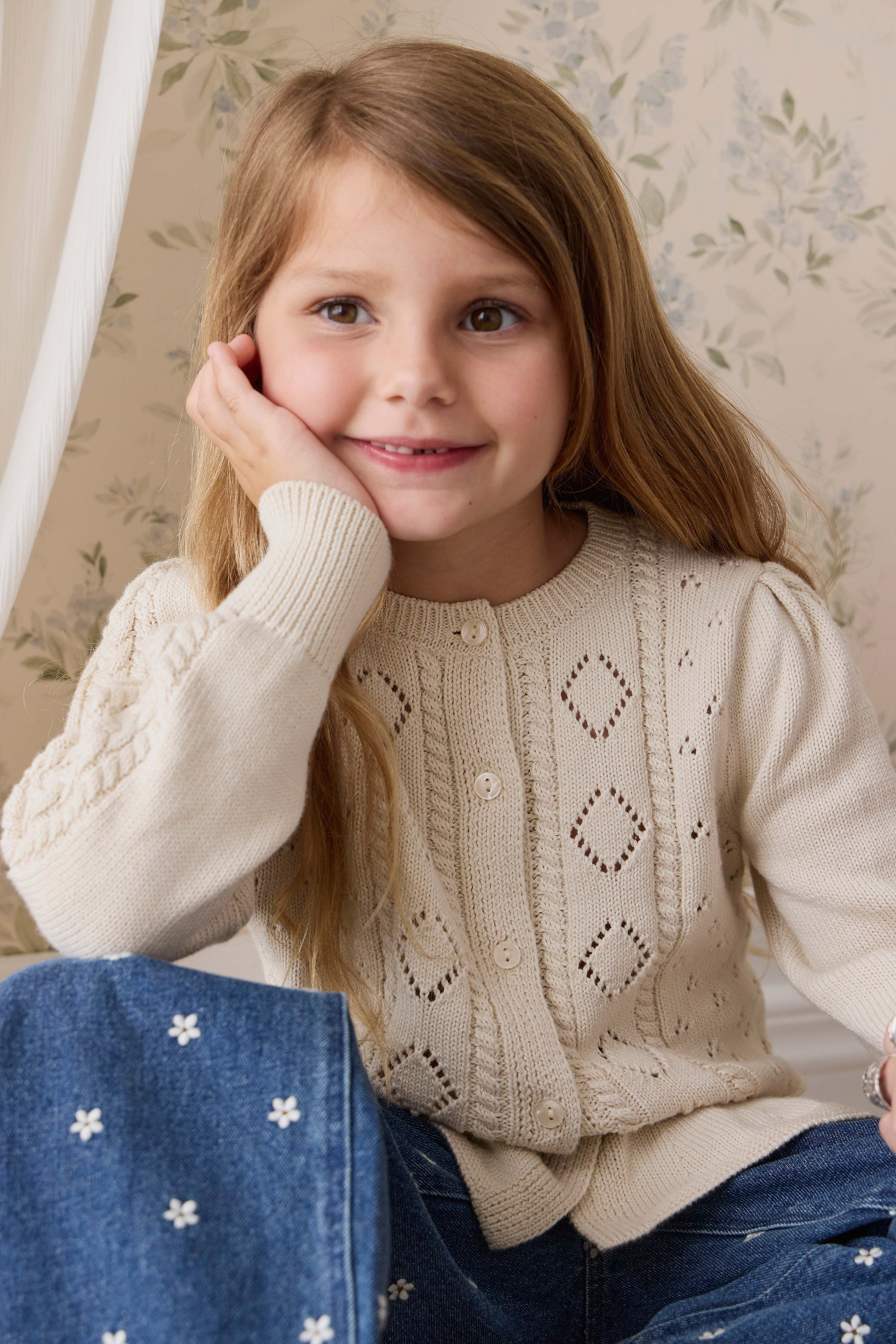 Cardigan en maille de coton évasé couleur vanille avec boutons sur le devant et ourlet évasé pour enfants de 6 mois à 10 ans