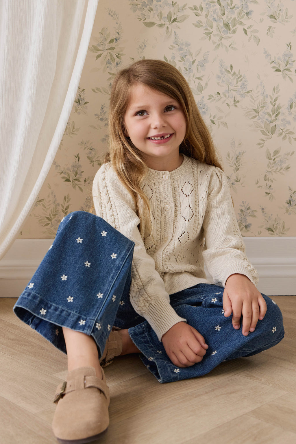 Cardigan en maille de coton évasé couleur vanille avec boutons sur le devant et ourlet évasé pour enfants de 6 mois à 10 ans