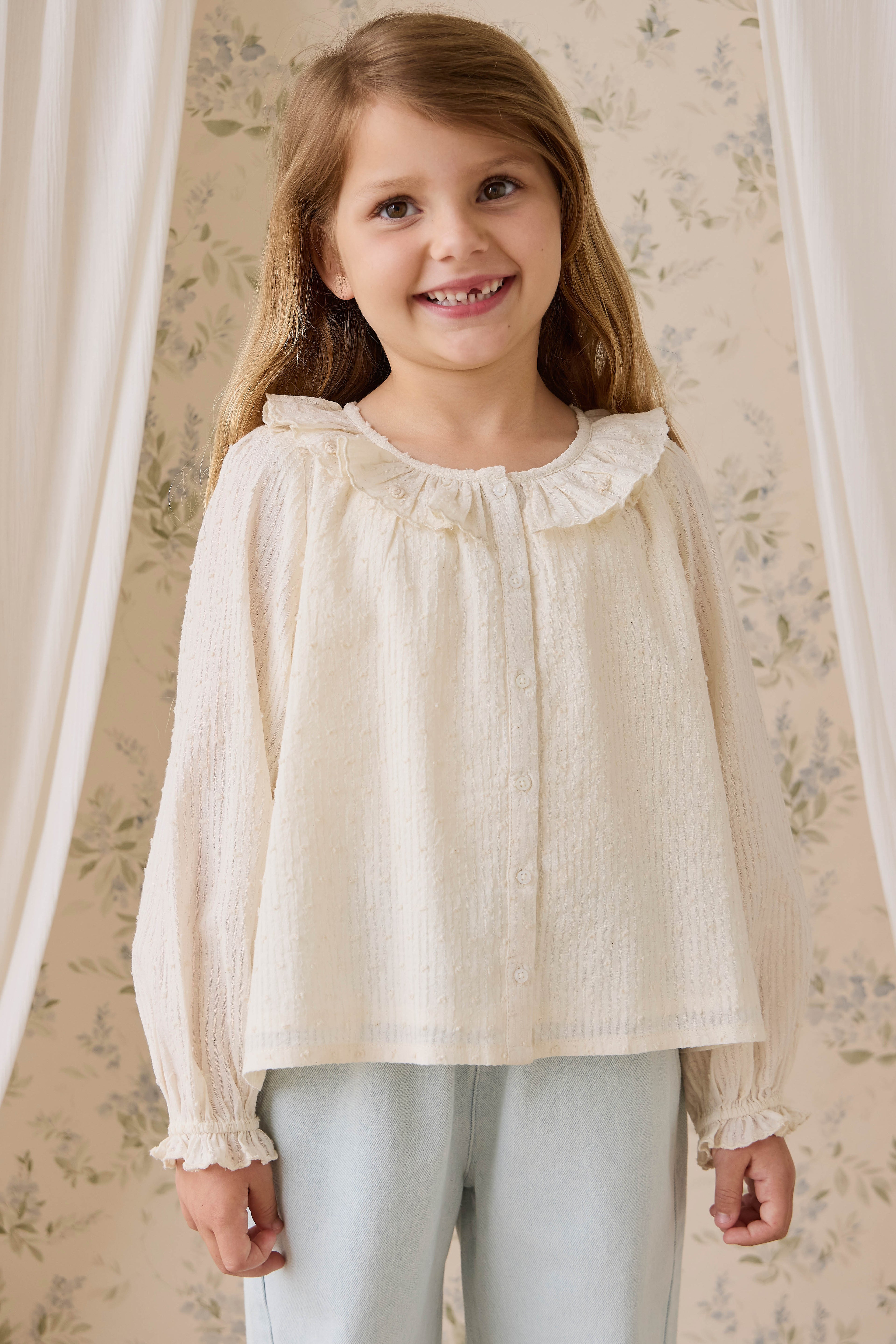 Top en coton biologique uni parchemin romantique avec encolure à volants et poignets à fronces pour enfants de 6 mois à 10 ans