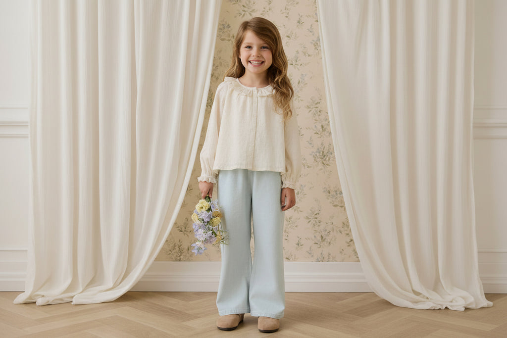 Top en coton biologique uni parchemin romantique avec encolure à volants et poignets à fronces pour enfants de 6 mois à 10 ans