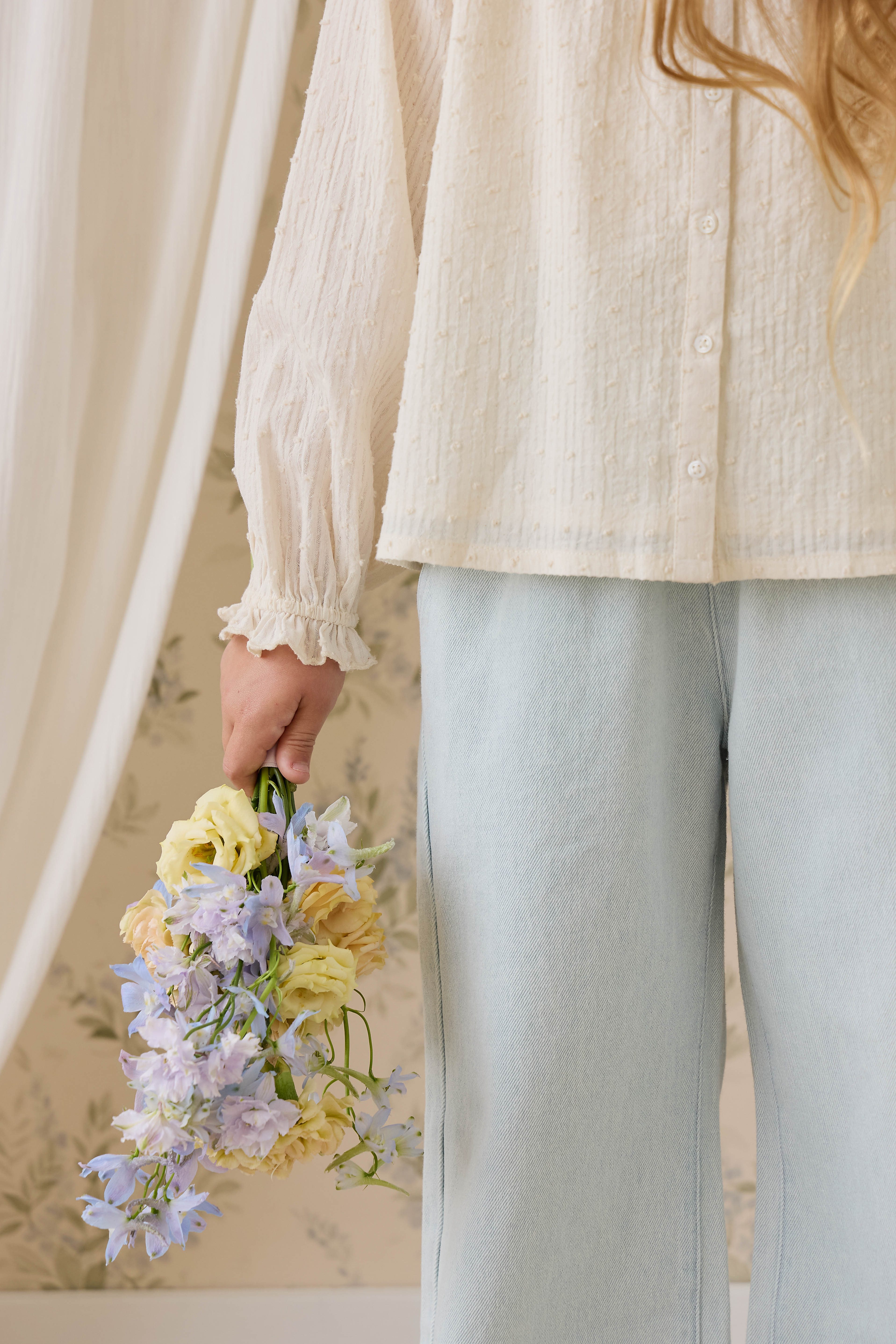 Top en coton biologique uni parchemin romantique avec encolure à volants et poignets à fronces pour enfants de 6 mois à 10 ans