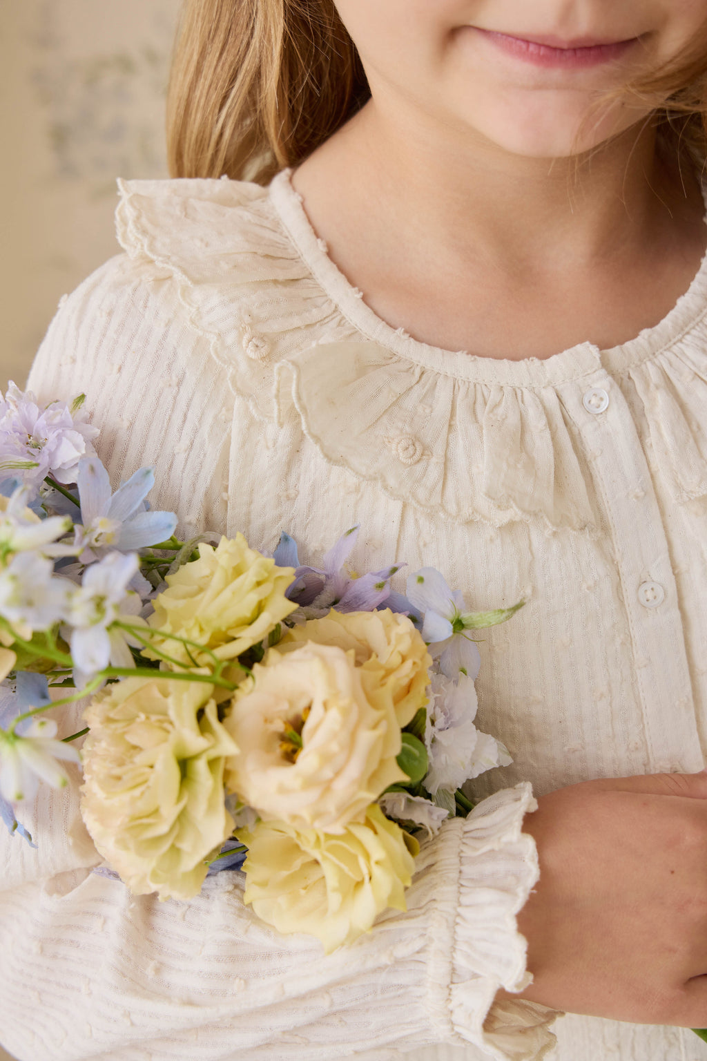Top en coton biologique uni parchemin romantique avec encolure à volants et poignets à fronces pour enfants de 6 mois à 10 ans