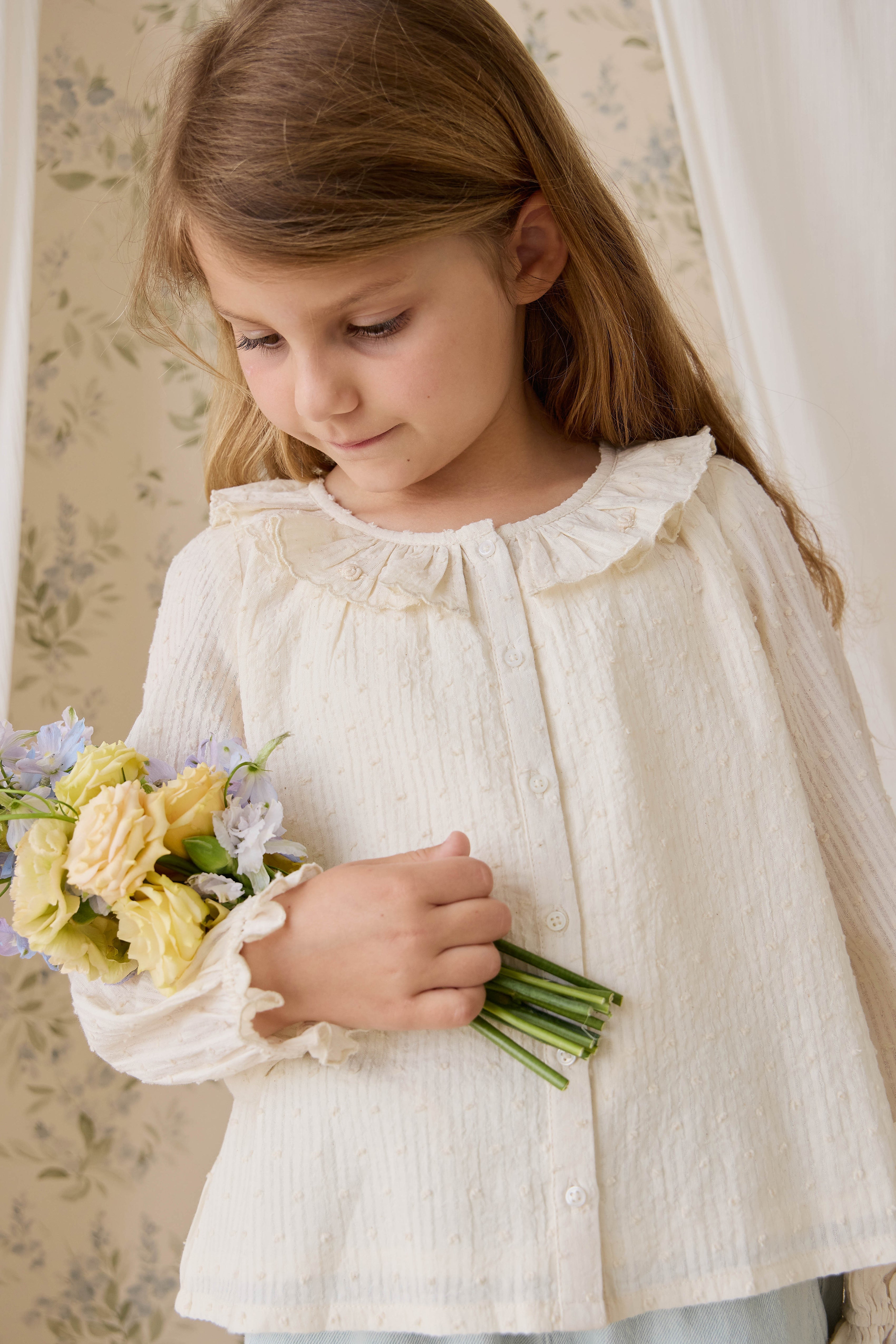 Top en coton biologique uni parchemin romantique avec encolure à volants et poignets à fronces pour enfants de 6 mois à 10 ans
