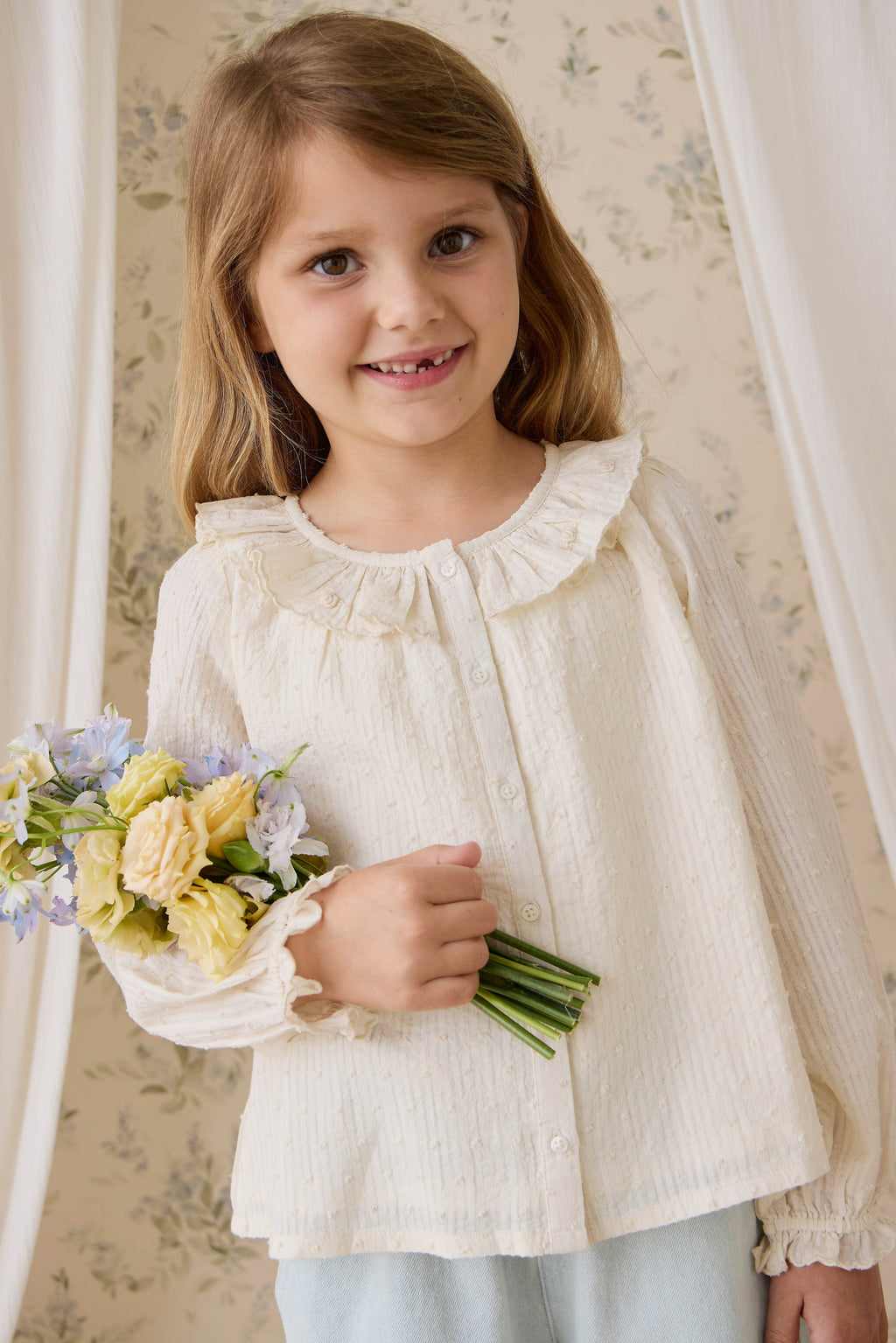 Top en coton biologique uni parchemin romantique avec encolure à volants et poignets à fronces pour enfants de 6 mois à 10 ans