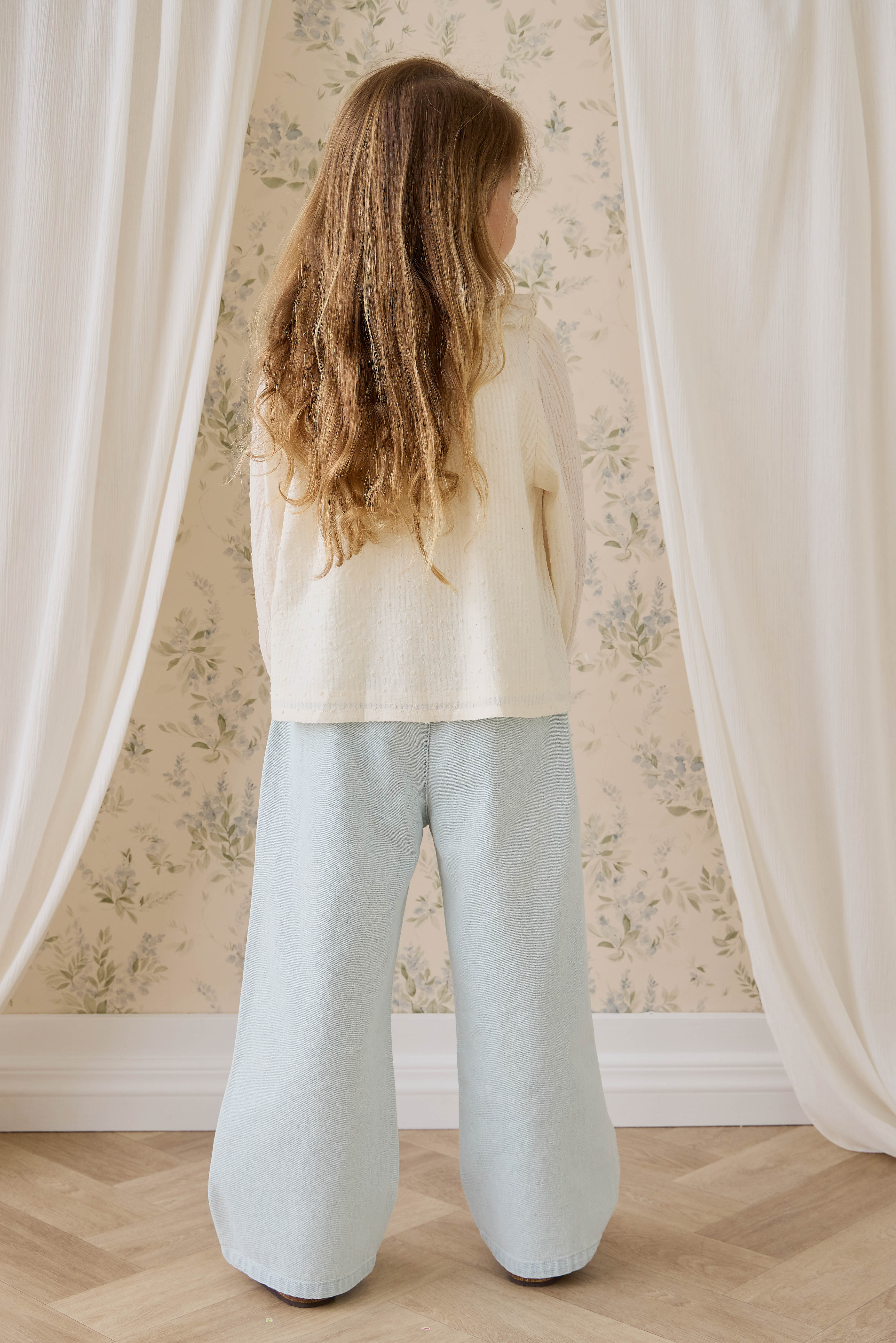 Top en coton biologique uni parchemin romantique avec encolure à volants et poignets à fronces pour enfants de 6 mois à 10 ans