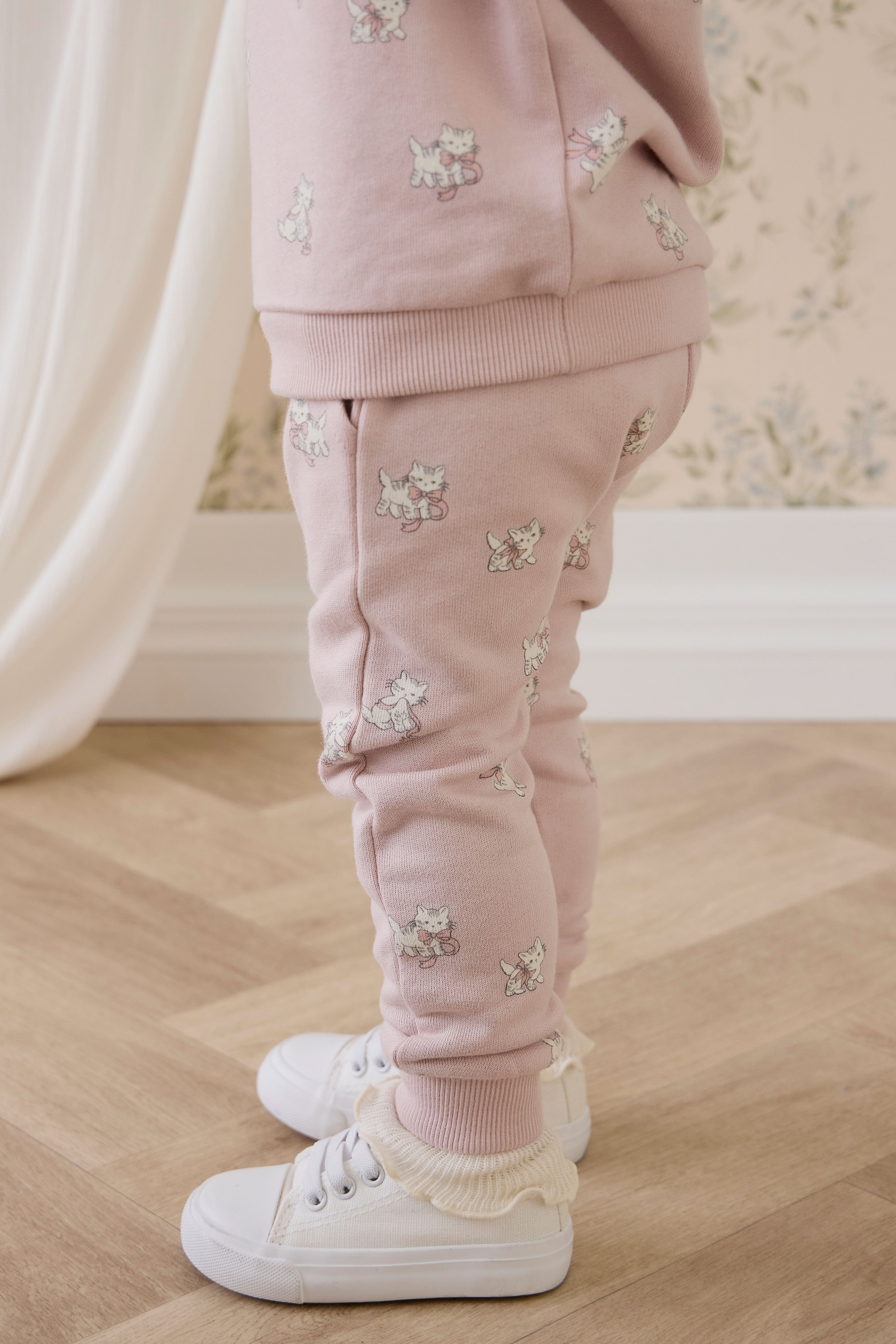 Pantalon de survêtement en coton biologique à imprimé chat et nœud ludique mauve, avec taille élastique et chevilles resserrées, pour enfants de 6 mois à 10 ans