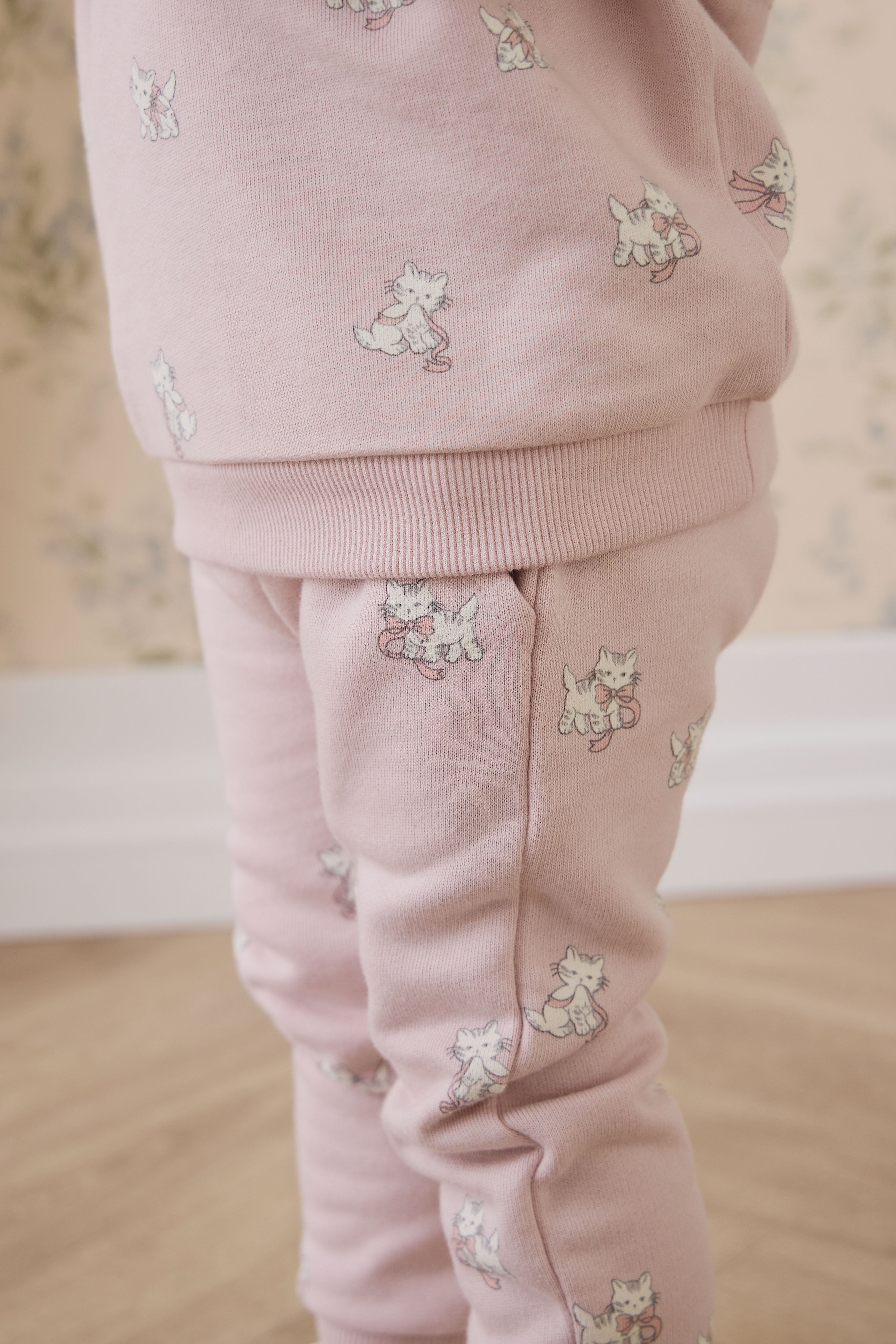 Pantalon de survêtement en coton biologique à imprimé chat et nœud ludique mauve, avec taille élastique et chevilles resserrées, pour enfants de 6 mois à 10 ans