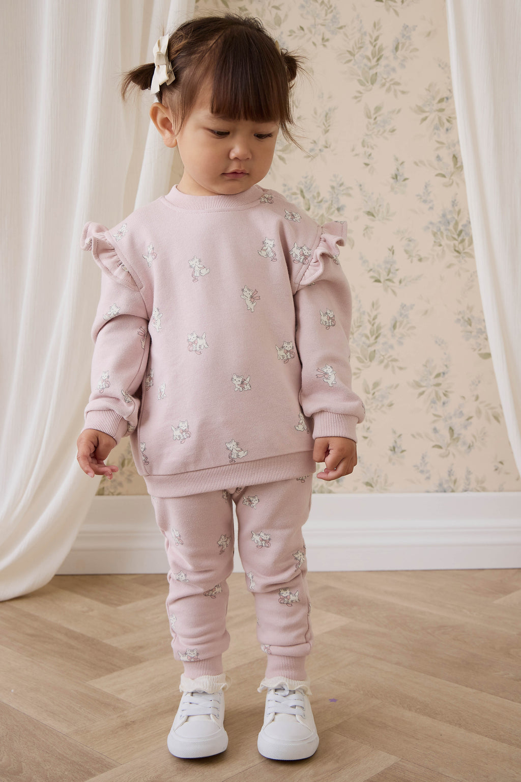 Pantalon de survêtement en coton biologique à imprimé chat et nœud ludique mauve, avec taille élastique et chevilles resserrées, pour enfants de 6 mois à 10 ans