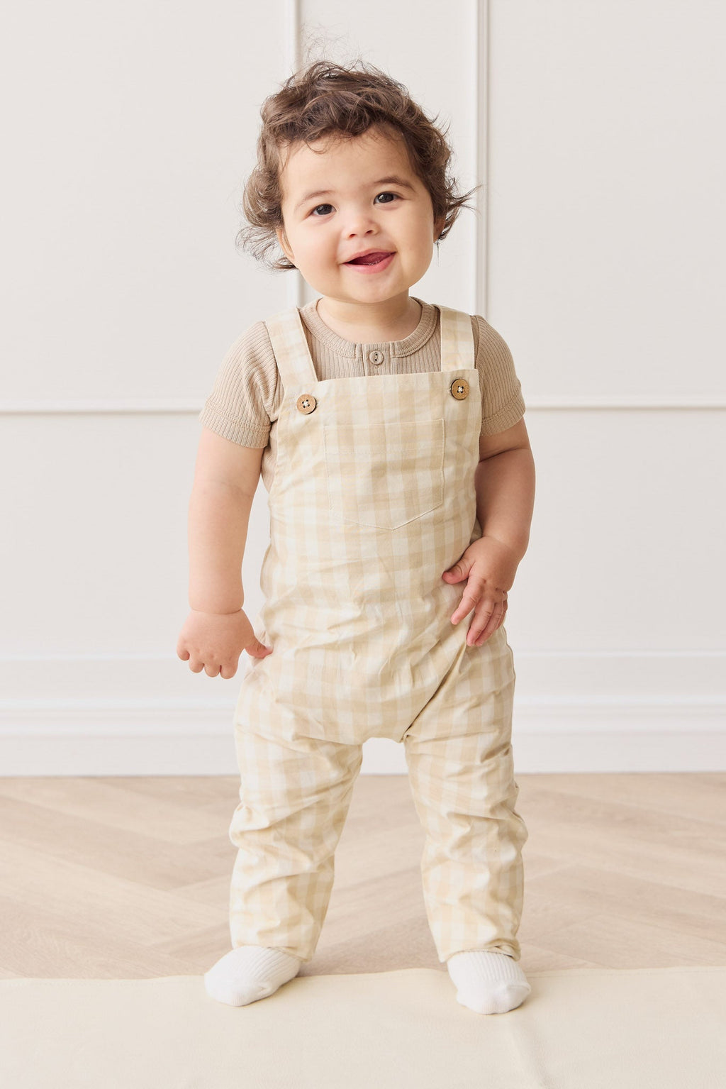 Salopette classique à carreaux vichy kaki pâle en coton biologique avec bretelles réglables pour bébés et enfants de 0 à 6 ans