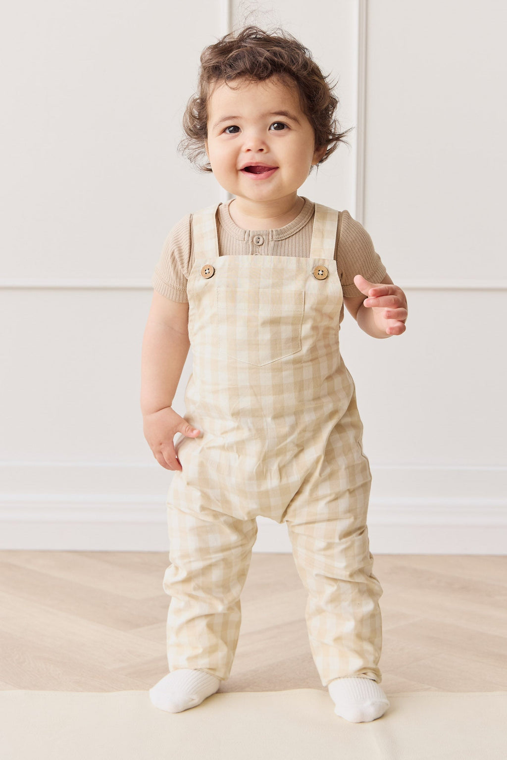 Salopette classique à carreaux vichy kaki pâle en coton biologique avec bretelles réglables pour bébés et enfants de 0 à 6 ans