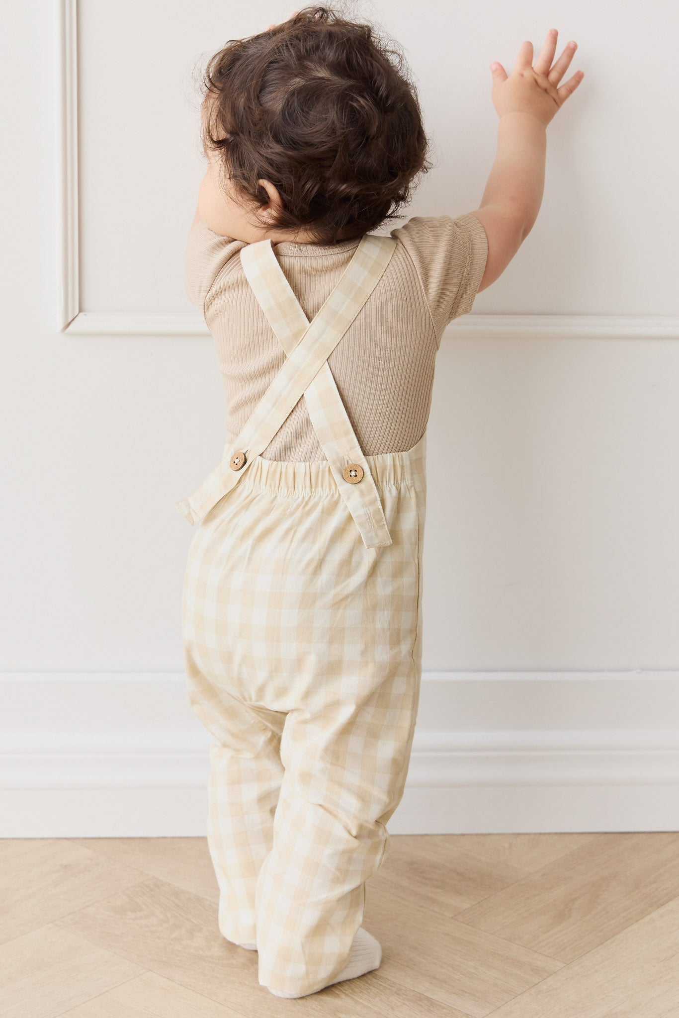 Salopette classique à carreaux vichy kaki pâle en coton biologique avec bretelles réglables pour bébés et enfants de 0 à 6 ans