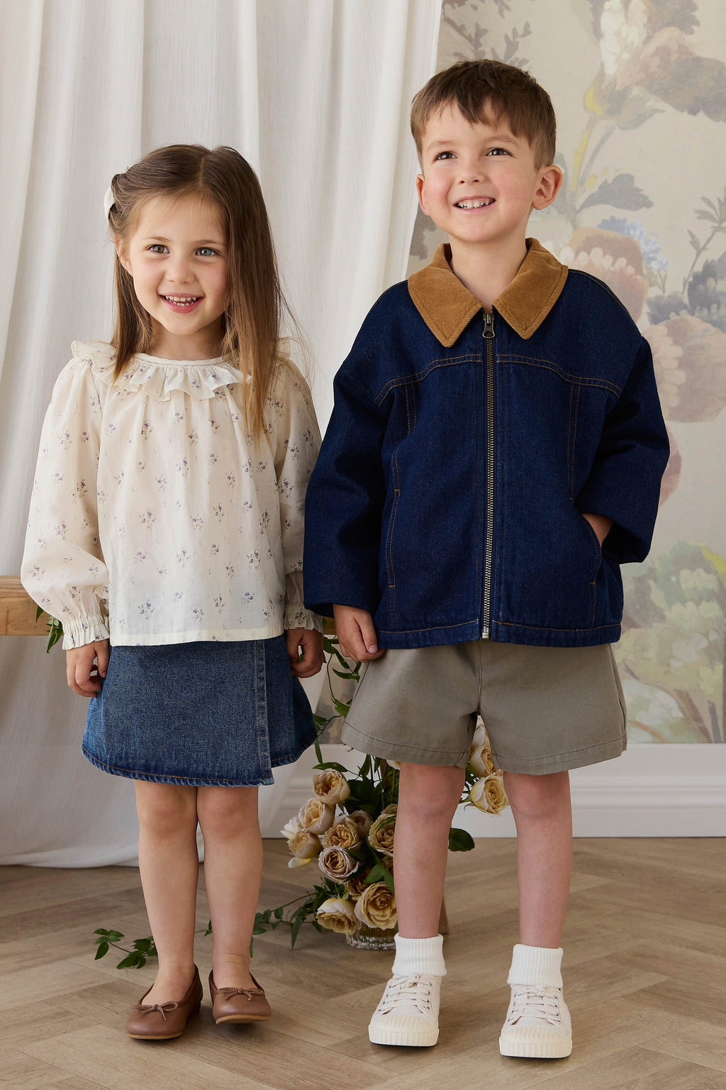 Short décontracté en coton uni aux tons naturels avec taille élastique et poches fonctionnelles pour enfants de 6 mois à 8 ans