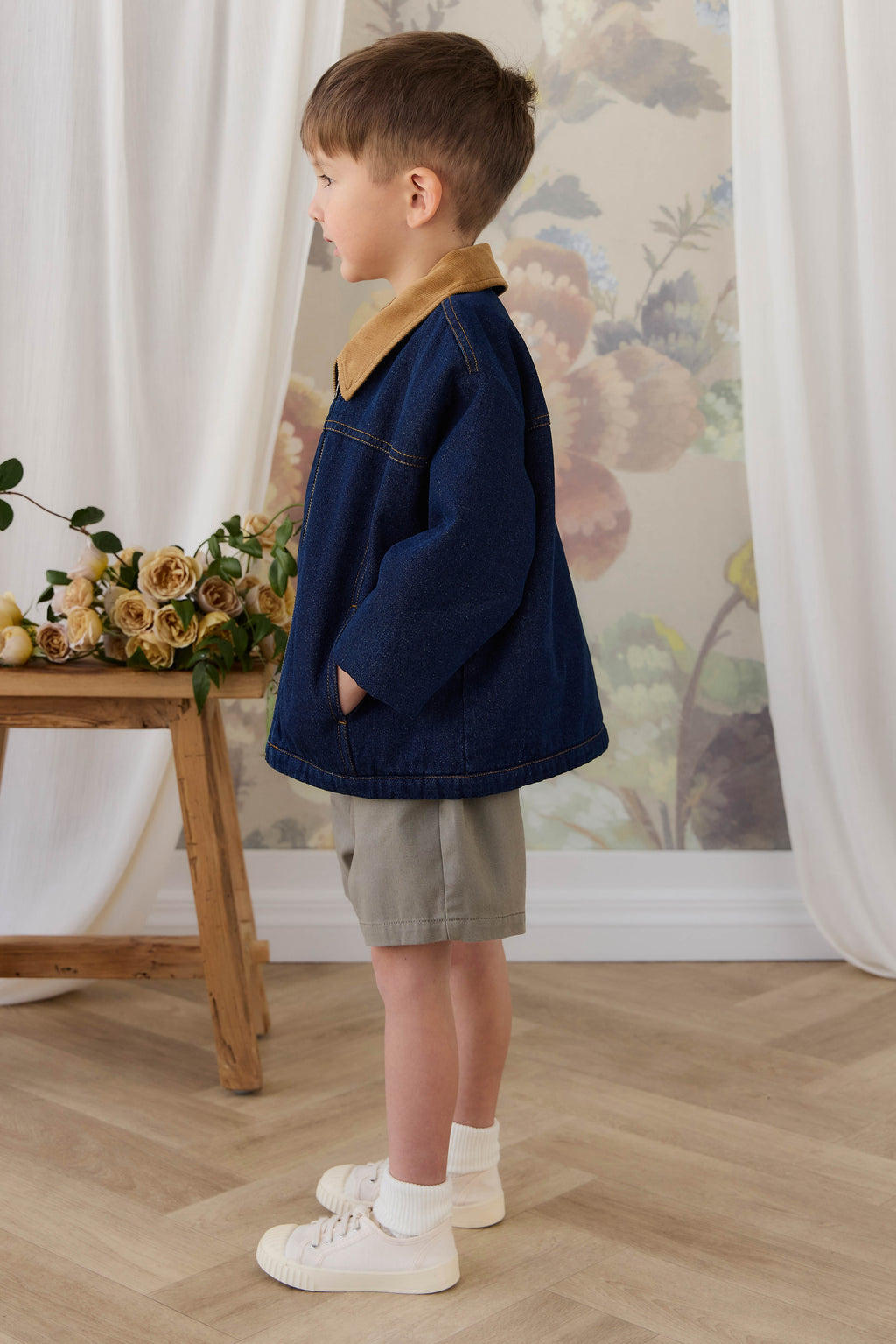 Short décontracté en coton uni aux tons naturels avec taille élastique et poches fonctionnelles pour enfants de 6 mois à 8 ans