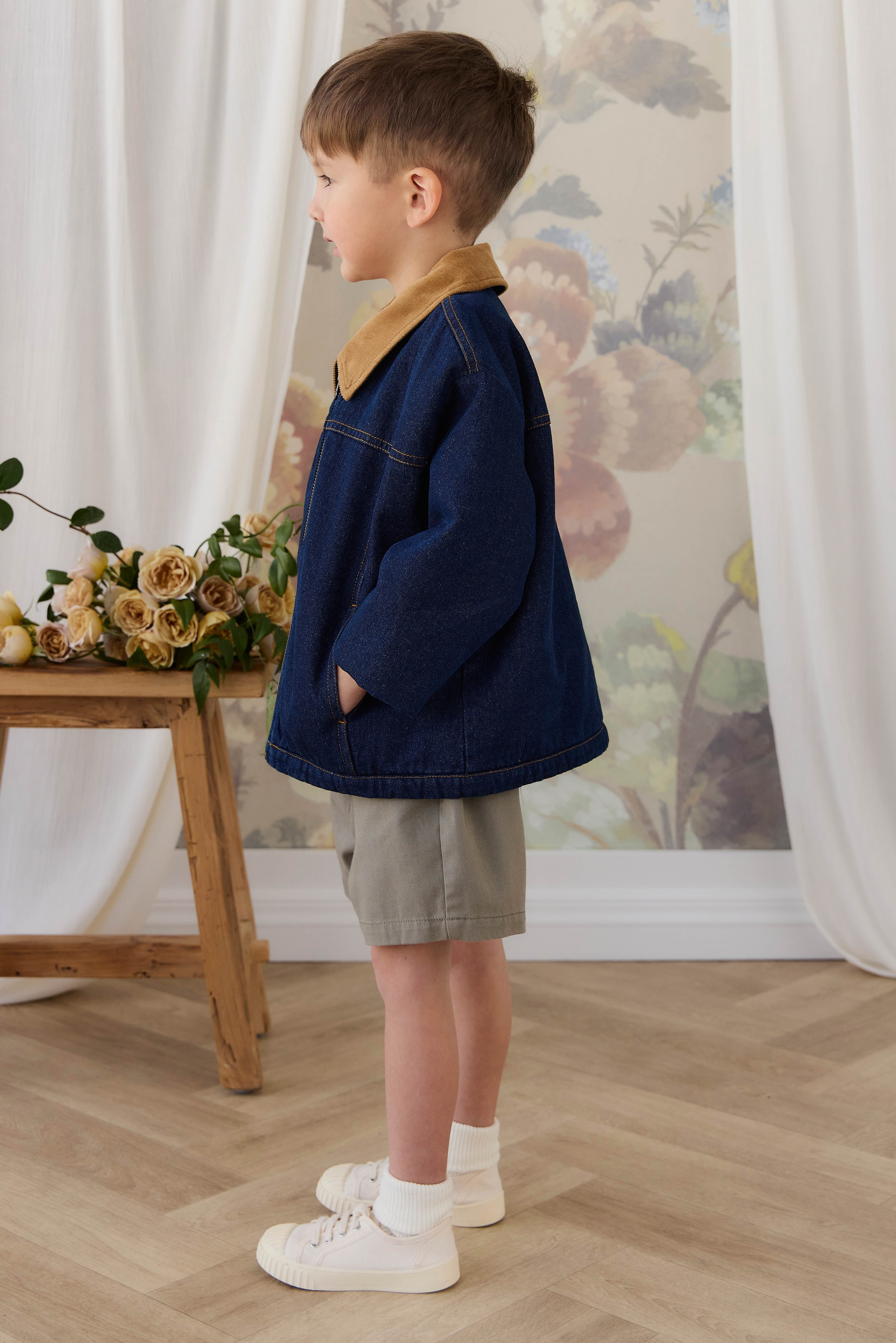 Short décontracté en coton uni aux tons naturels avec taille élastique et poches fonctionnelles pour enfants de 6 mois à 8 ans