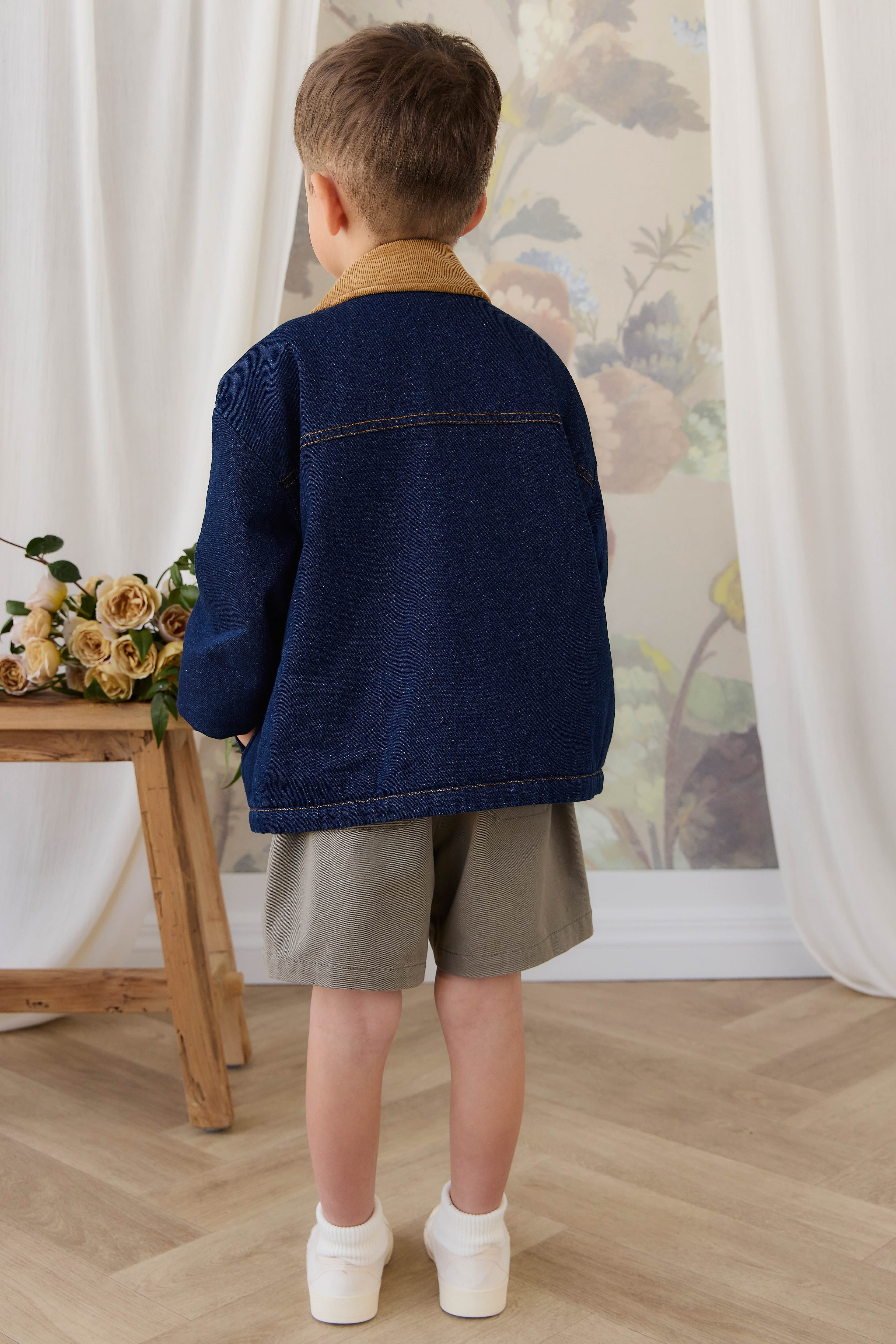 Short décontracté en coton uni aux tons naturels avec taille élastique et poches fonctionnelles pour enfants de 6 mois à 8 ans
