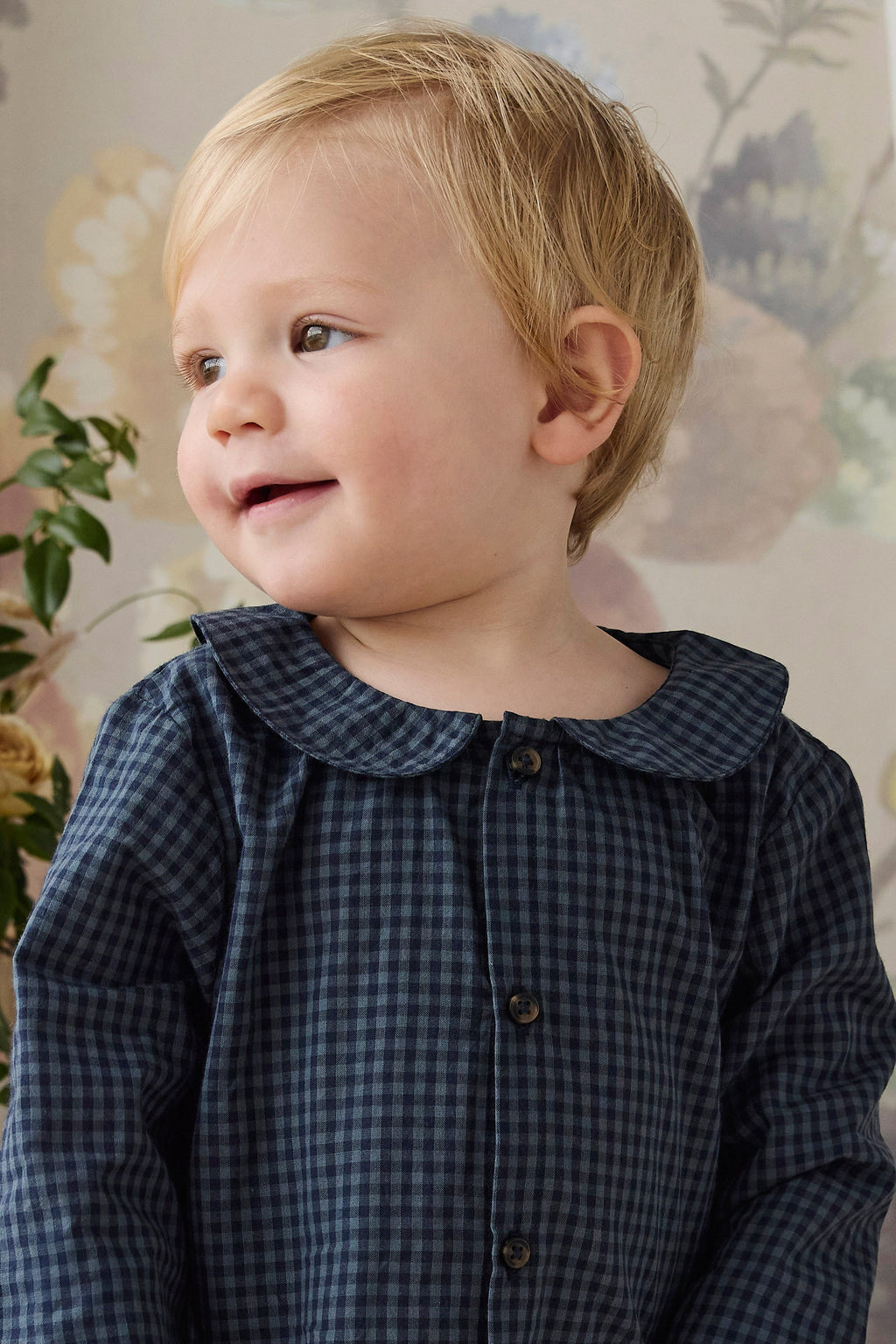 Haut en coton biologique à carreaux vichy marine vintage, col Peter Pan et boutonnage sur le devant pour bébés de 0 à 3 ans