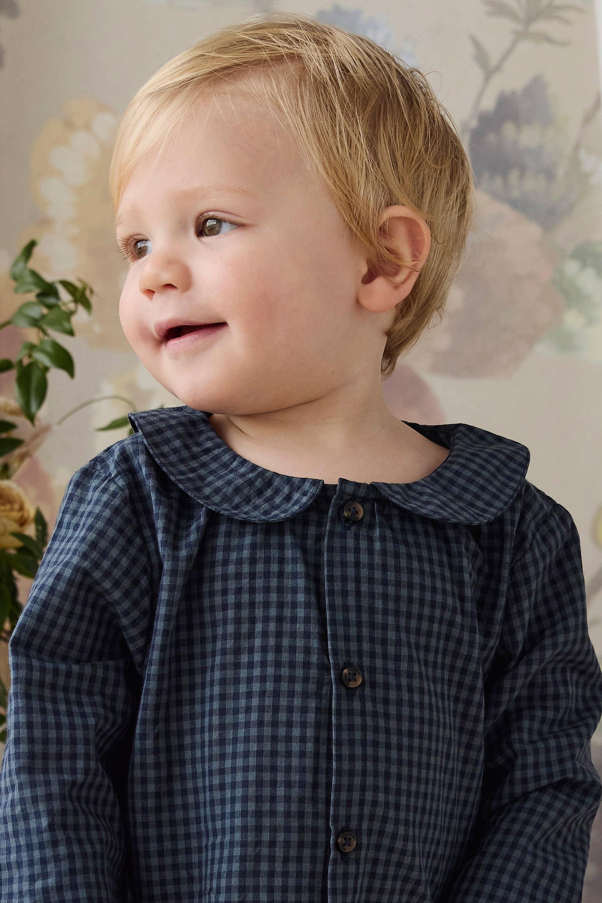 Haut en coton biologique à carreaux vichy marine vintage, col Peter Pan et boutonnage sur le devant pour bébés de 0 à 3 ans