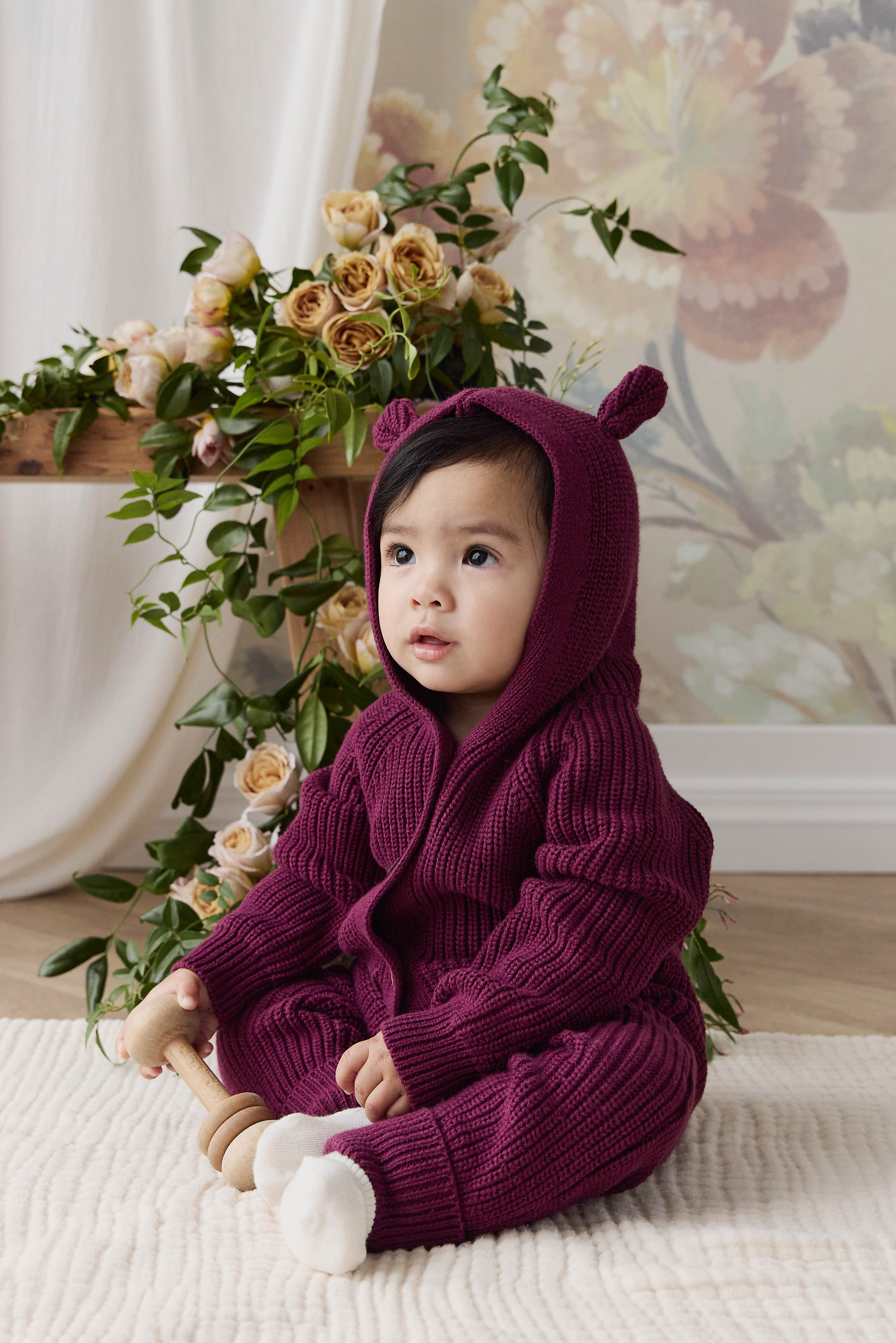 Grenouillère confortable en coton tricoté uni coloris mûre foncée pour bébé (0-3 ans) avec capuche à détails oreilles et poignets côtelés
