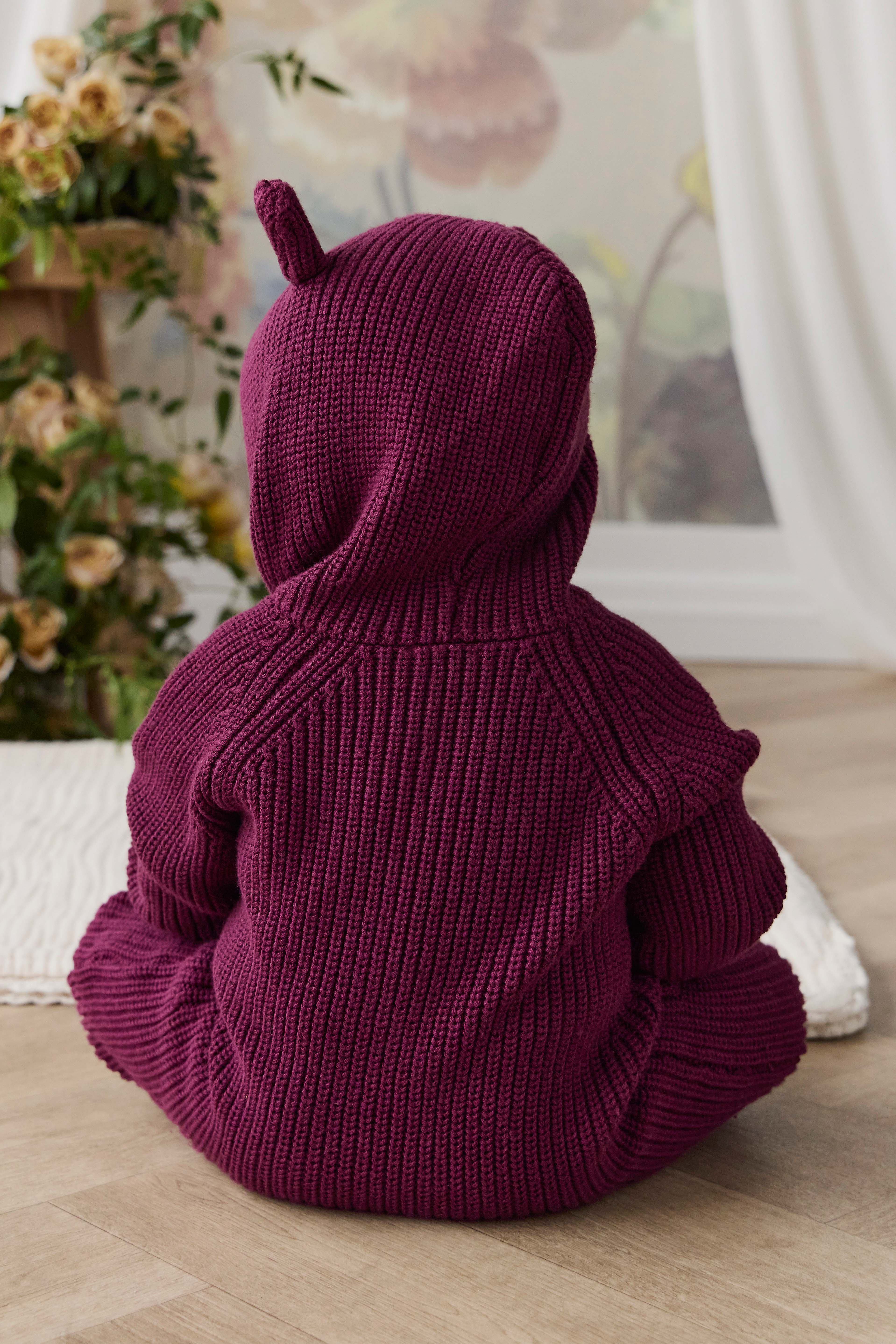 Grenouillère confortable en coton tricoté uni coloris mûre foncée pour bébé (0-3 ans) avec capuche à détails oreilles et poignets côtelés