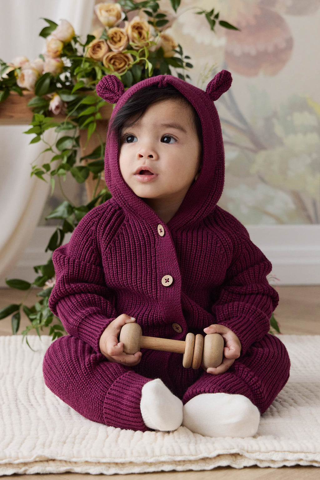 Grenouillère confortable en coton tricoté uni coloris mûre foncée pour bébé (0-3 ans) avec capuche à détails oreilles et poignets côtelés