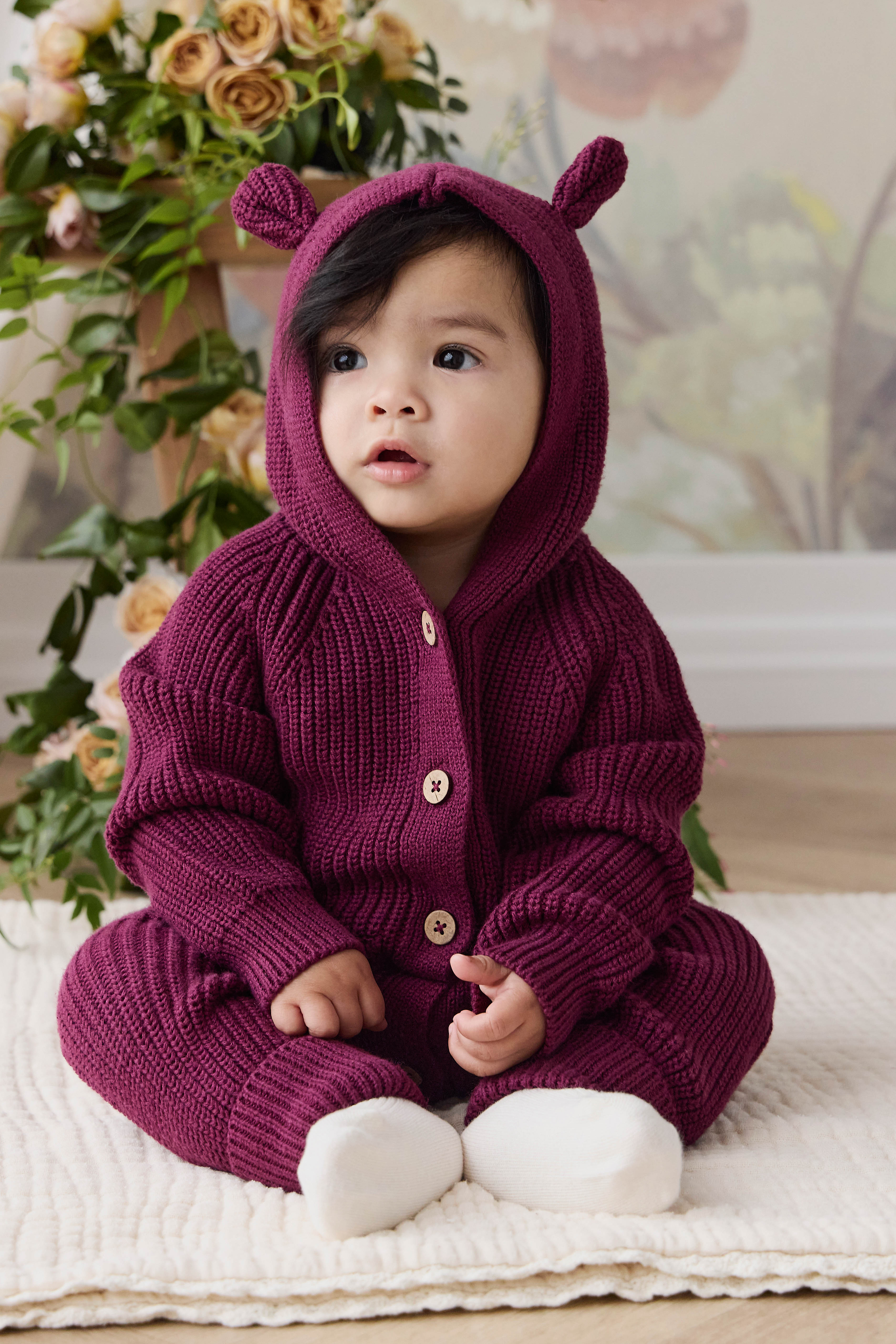 Grenouillère confortable en coton tricoté uni coloris mûre foncée pour bébé (0-3 ans) avec capuche à détails oreilles et poignets côtelés