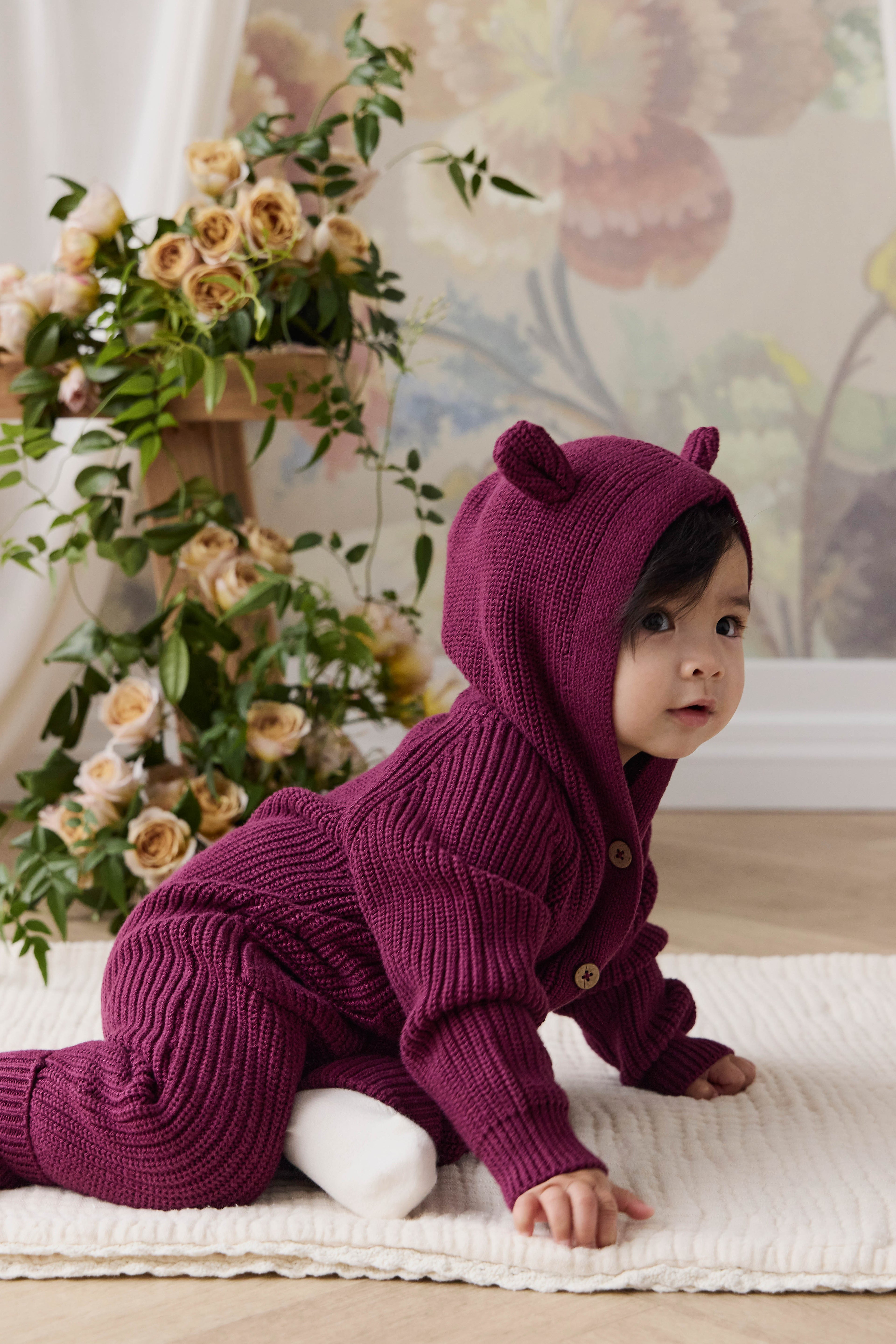 Grenouillère confortable en coton tricoté uni coloris mûre foncée pour bébé (0-3 ans) avec capuche à détails oreilles et poignets côtelés