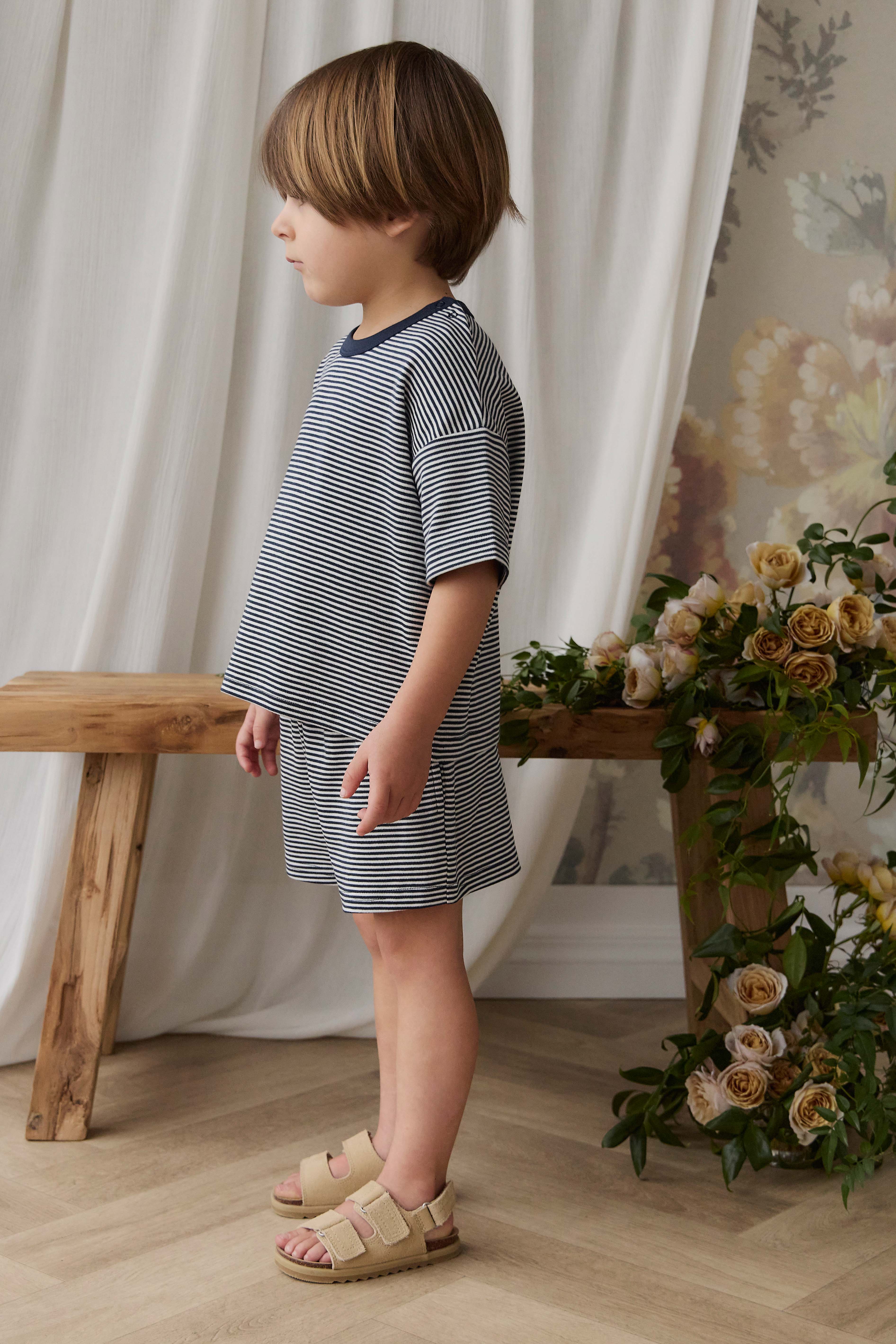 Short décontracté en coton Pima rayé nuage et marine avec taille élastiquée pour bébés et enfants de 0 à 8 ans