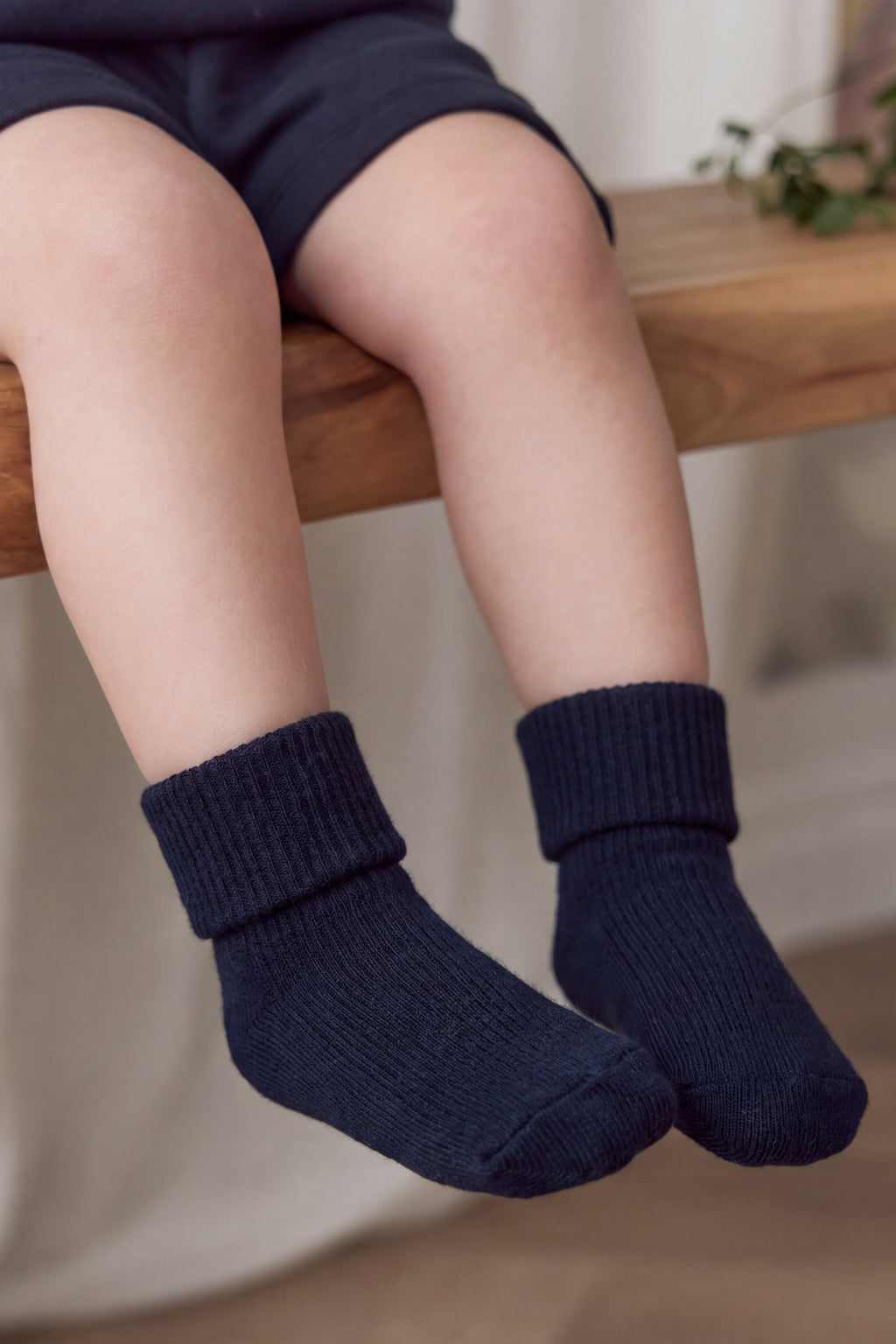 Chaussettes classiques bleu marine côtelées en mélange de coton avec légère élasticité et finition douce, de la naissance à 8 ans.