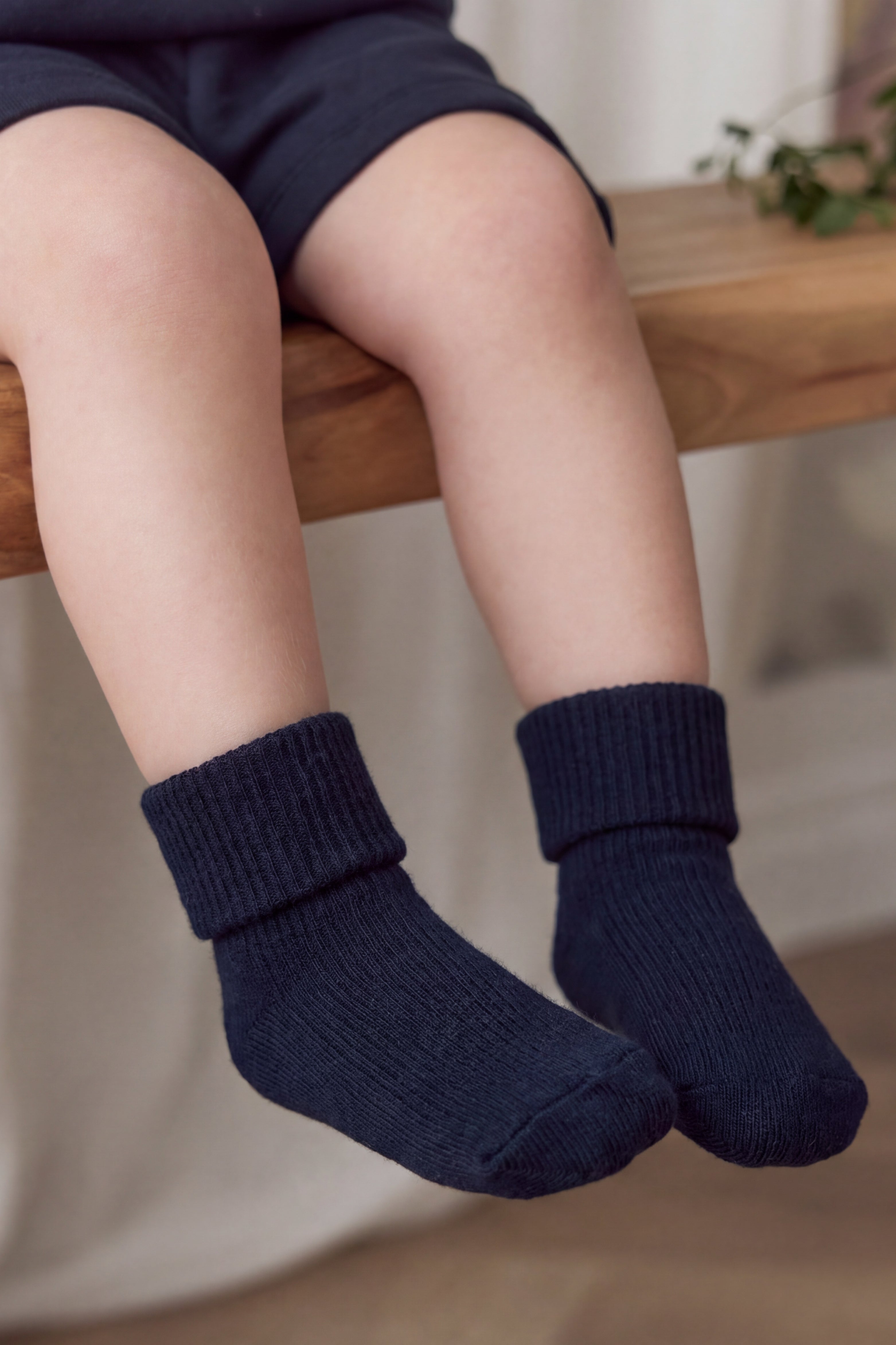 Chaussettes classiques bleu marine côtelées en mélange de coton avec légère élasticité et finition douce, de la naissance à 8 ans.