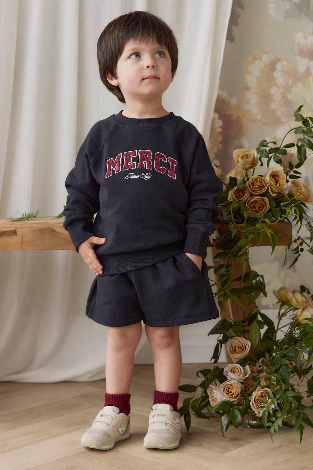 Short ample bleu marine en coton biologique avec taille élastiquée et cordon de serrage avec nœud pour enfants de 6 mois à 8 ans