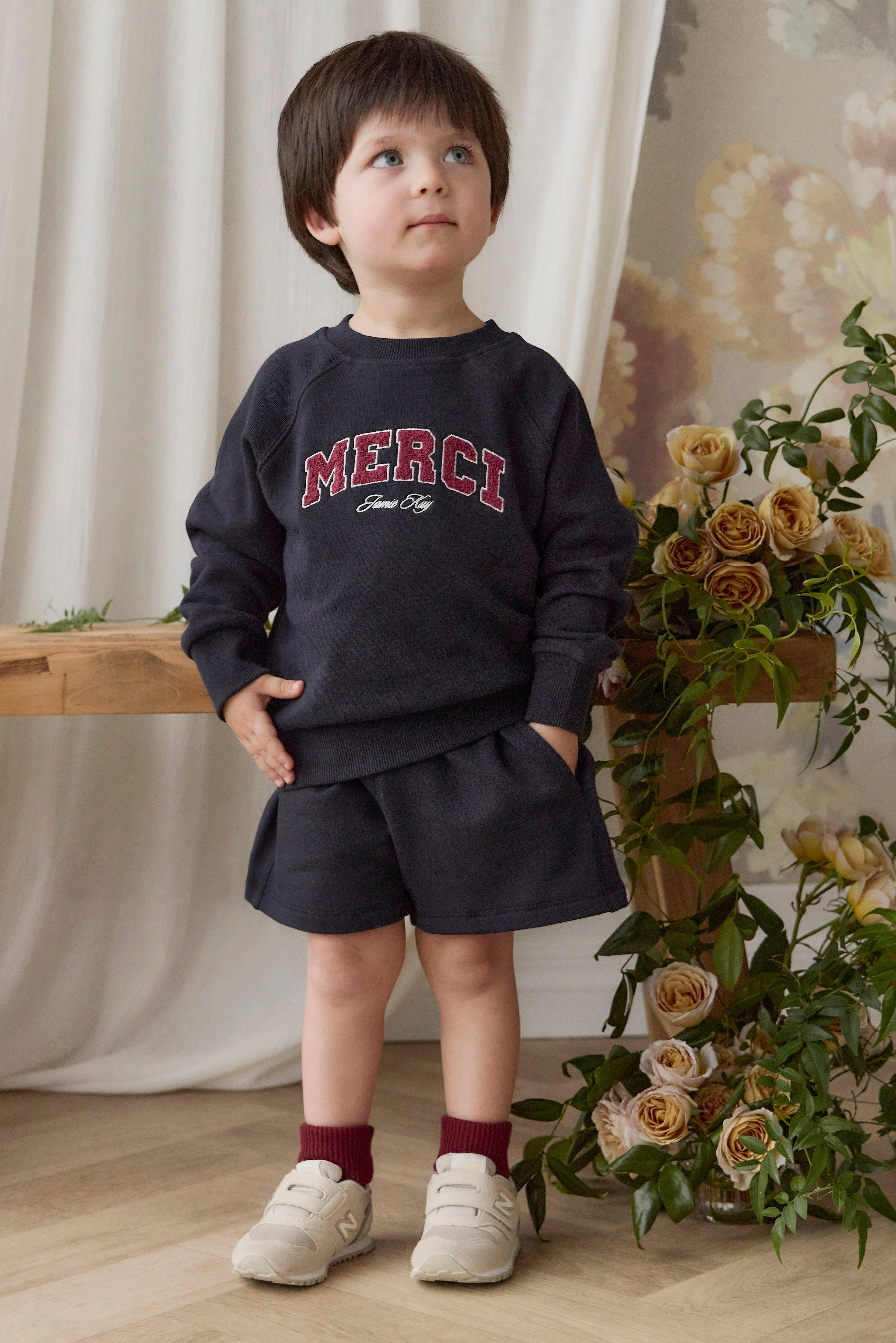 Short ample bleu marine en coton biologique avec taille élastiquée et cordon de serrage avec nœud pour enfants de 6 mois à 8 ans