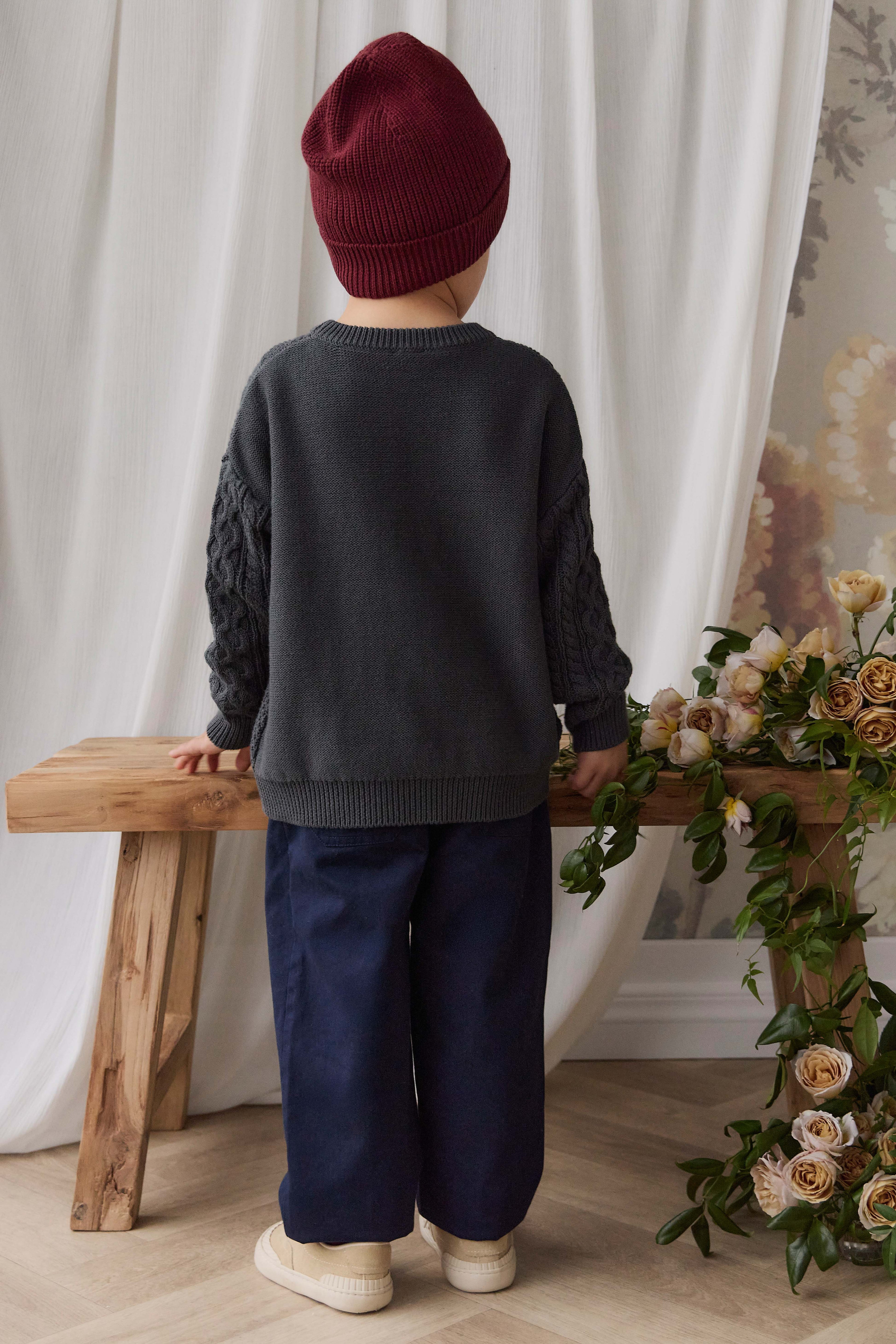 Pull en coton tricoté torsadé marron terre classique avec col rond et poignets côtelés pour enfants de 6 mois à 8 ans