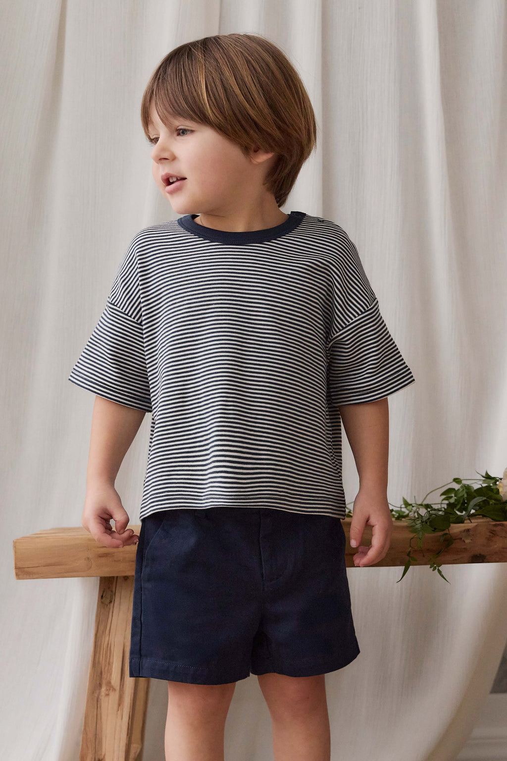 Short en coton uni bleu marine ajusté avec taille élastiquée et fermeture boutonnée pour enfants de 6 mois à 8 ans
