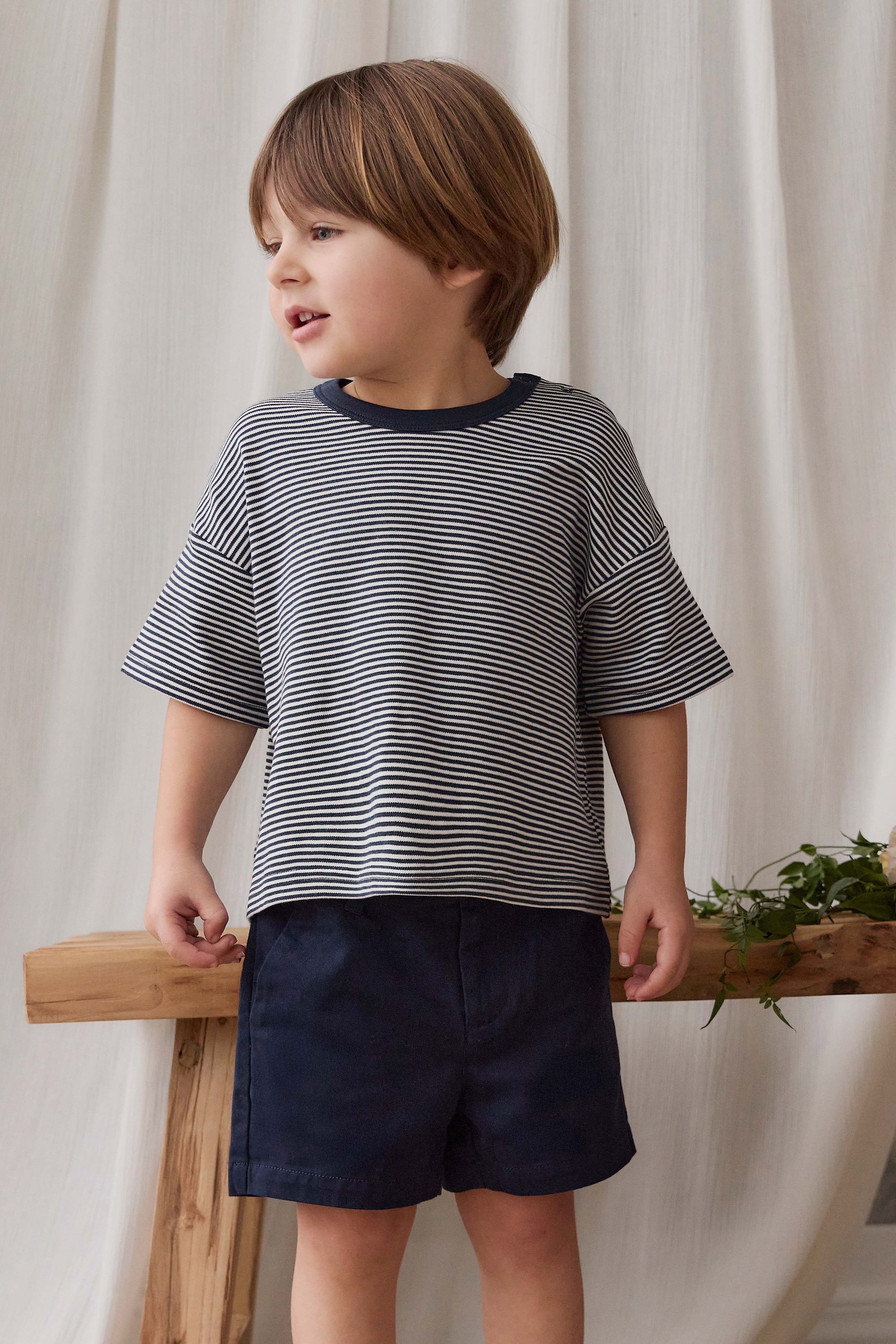 Short en coton uni bleu marine ajusté avec taille élastiquée et fermeture boutonnée pour enfants de 6 mois à 8 ans