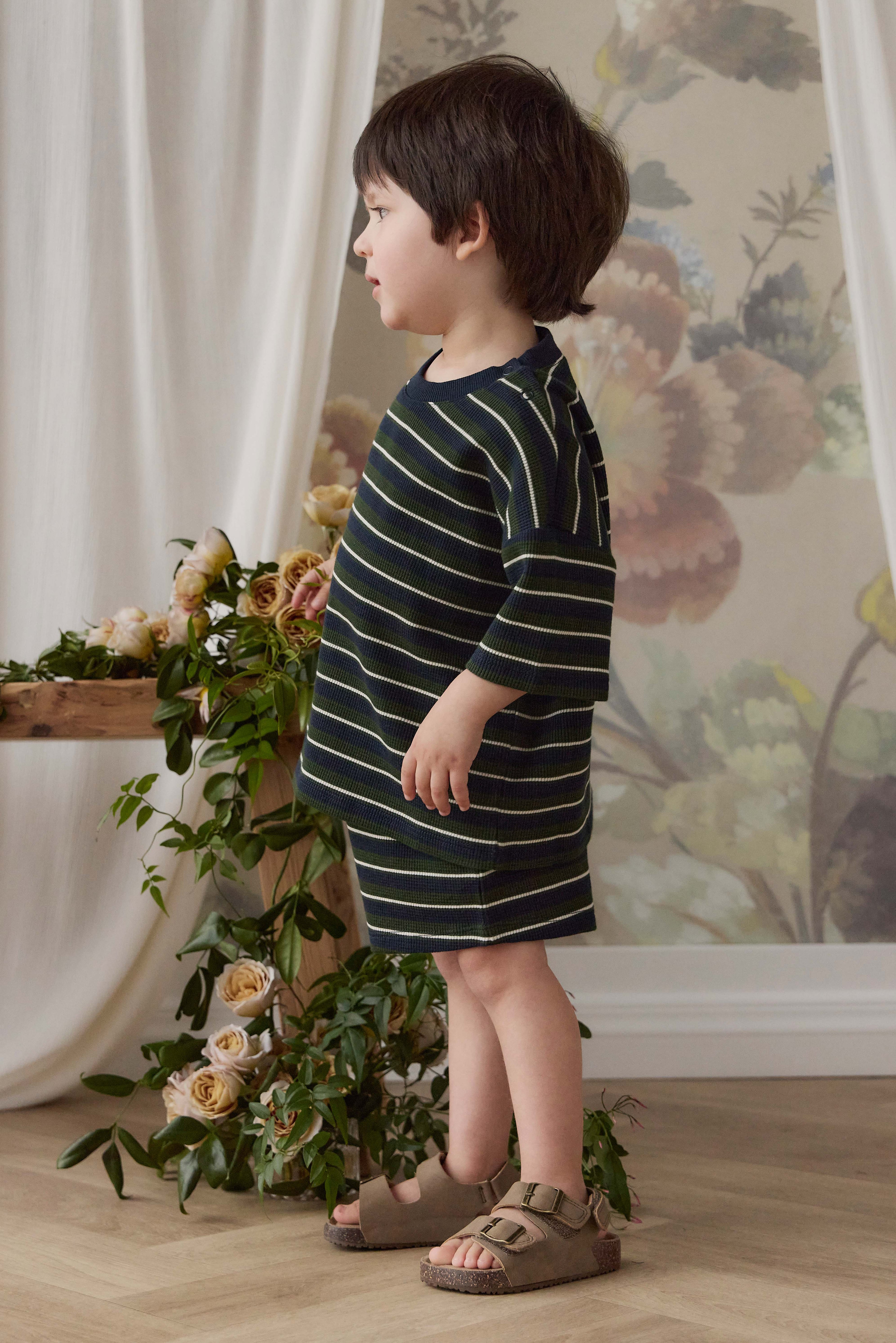 Short en coton biologique gaufré à rayures maritimes bleu marine décontracté avec taille élastique et cordon de serrage pour enfants de 6 mois à 8 ans