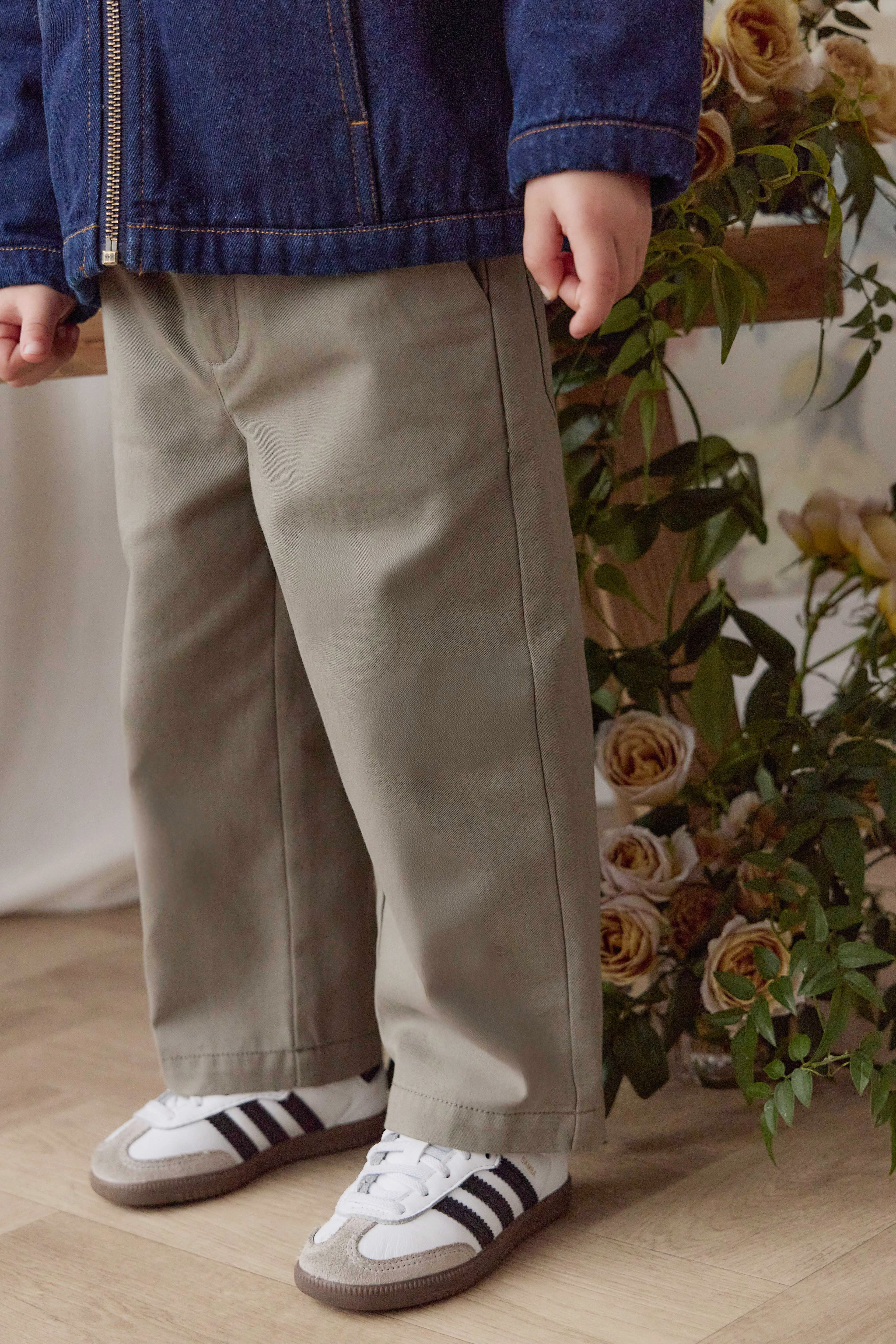 Pantalon en coton uni vert terreux sur mesure avec taille élastique et fermeture boutonnée pour enfants de 6 mois à 8 ans