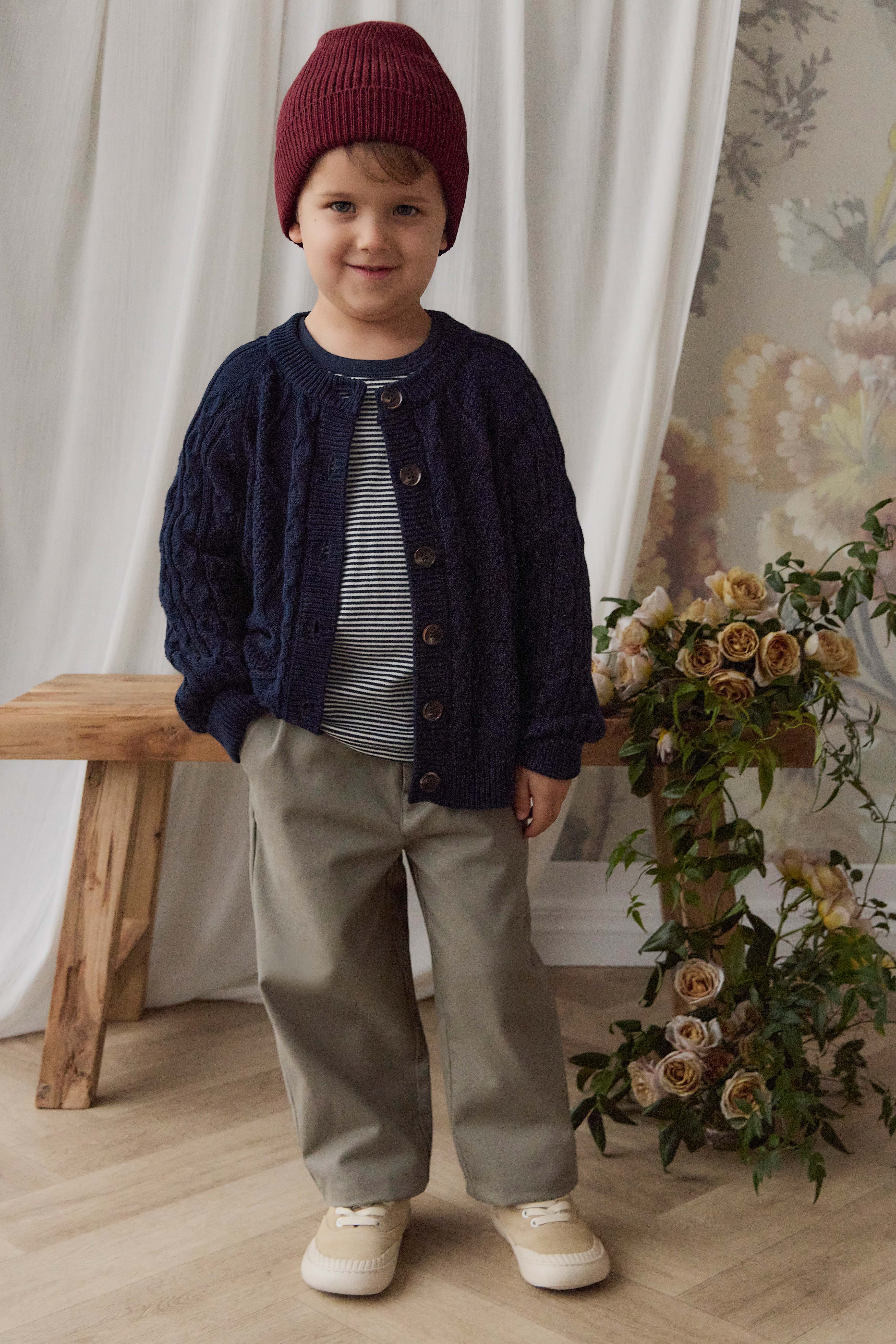 Cardigan en coton tricoté torsadé bleu marine classique avec patte de boutonnage et finitions côtelées pour enfants de 6 mois à 8 ans