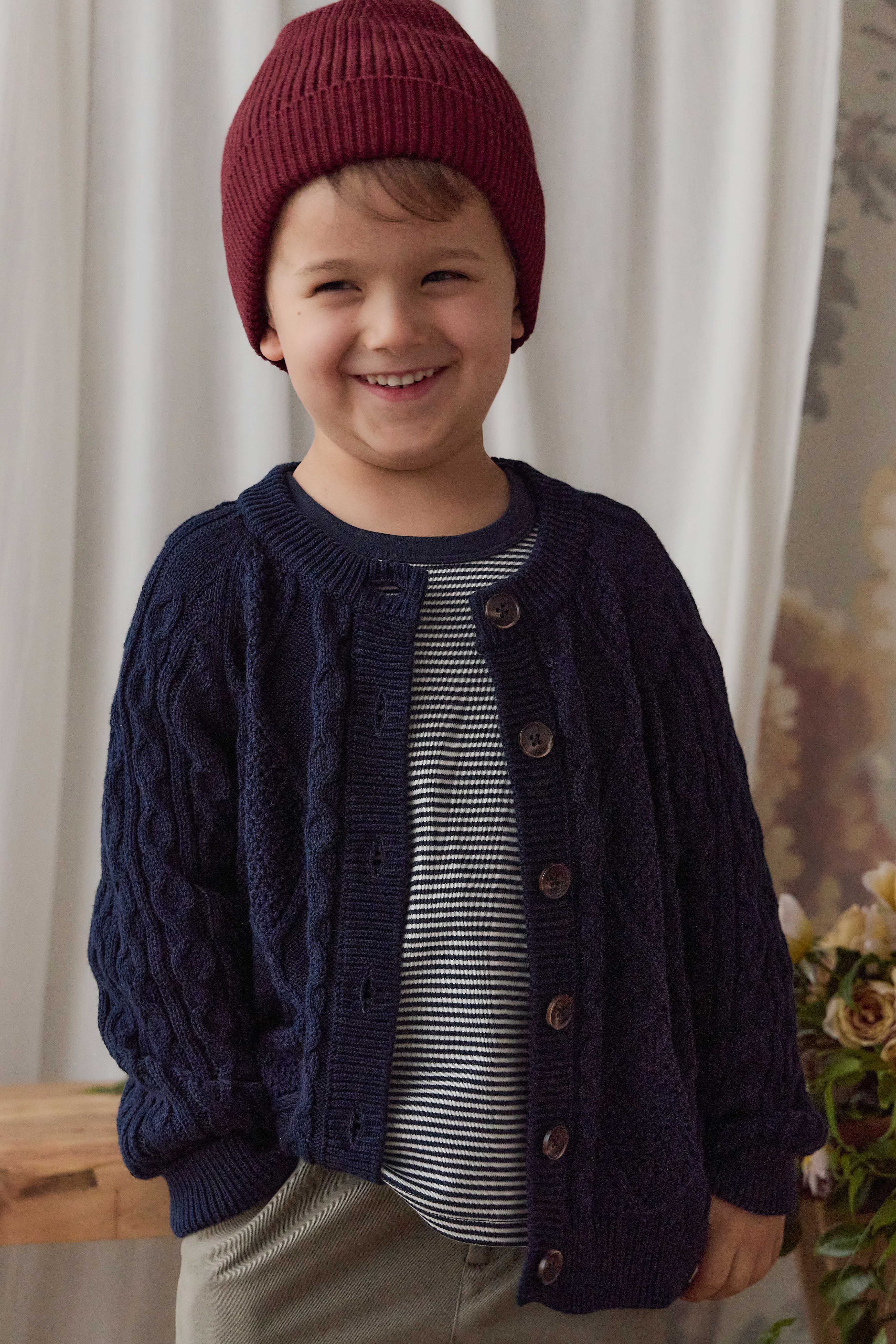 Cardigan en coton tricoté torsadé bleu marine classique avec patte de boutonnage et finitions côtelées pour enfants de 6 mois à 8 ans