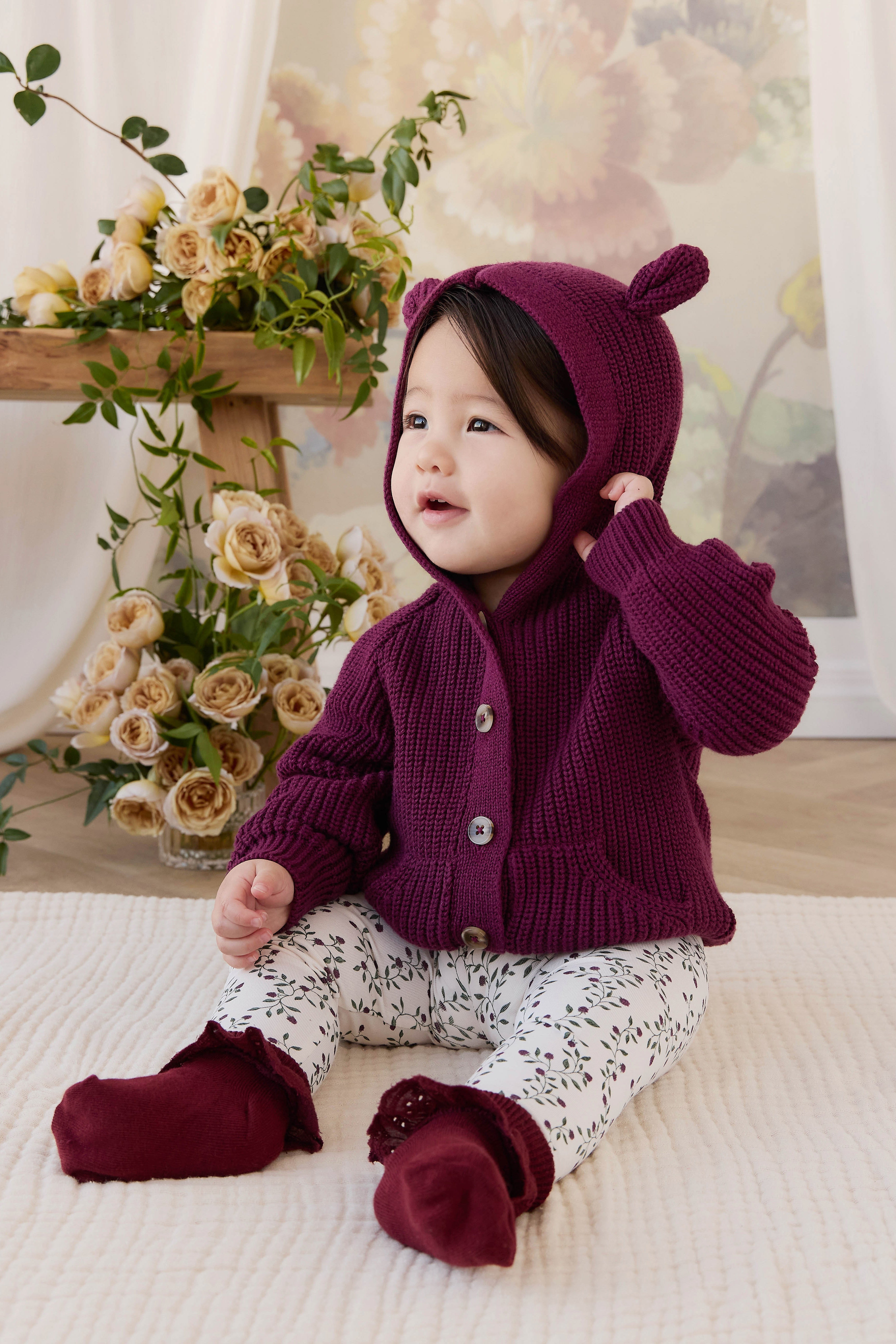 Cardigan douillet en maille de coton uni mûre foncée avec capuche, détails oreilles et boutonnage sur le devant, pour enfants de 0 à 6 ans