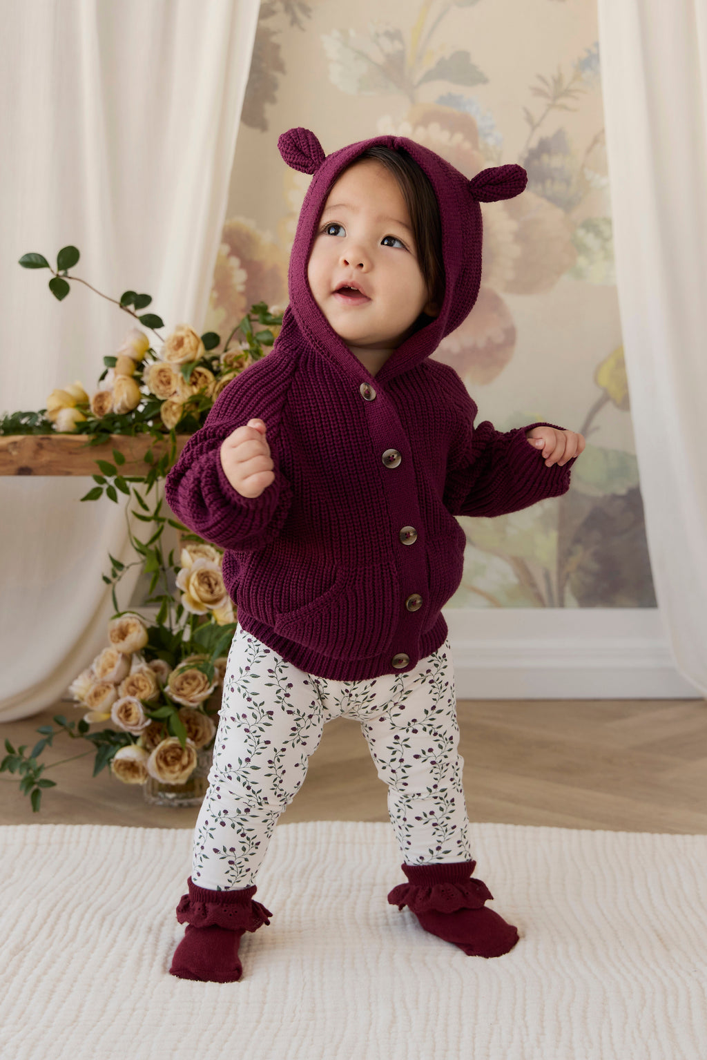 Cardigan douillet en maille de coton uni mûre foncée avec capuche, détails oreilles et boutonnage sur le devant, pour enfants de 0 à 6 ans