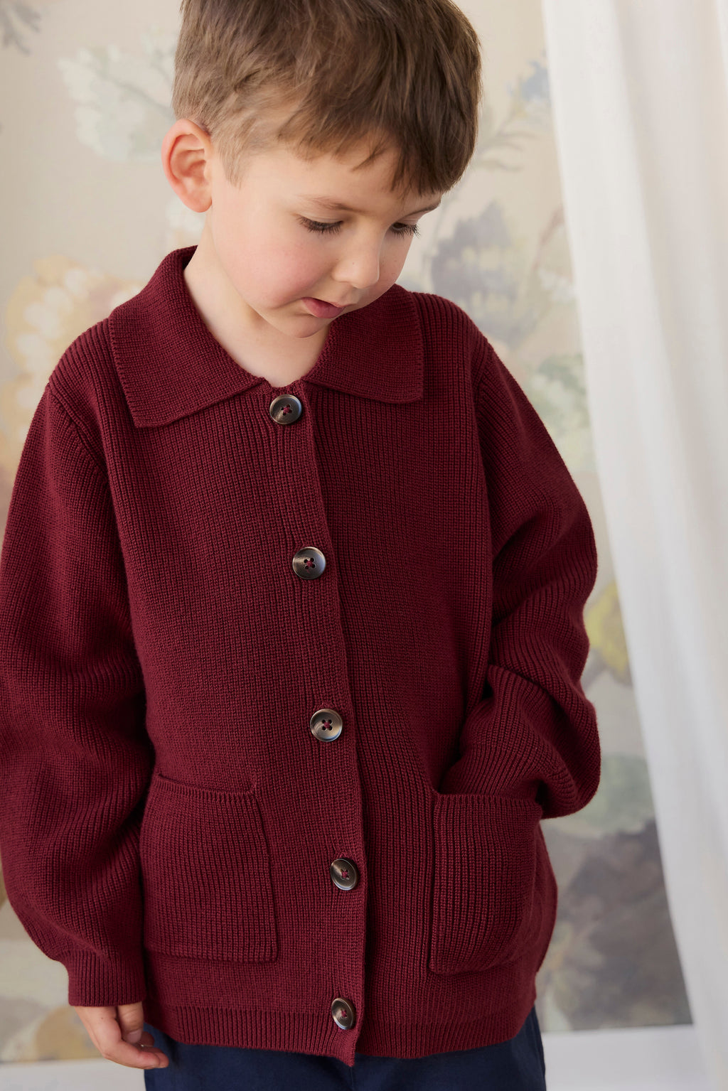 Veste en tricot de coton texturé classique, couleur bordeaux, avec boutonnage et poches plaquées pour enfants de 6 mois à 8 ans