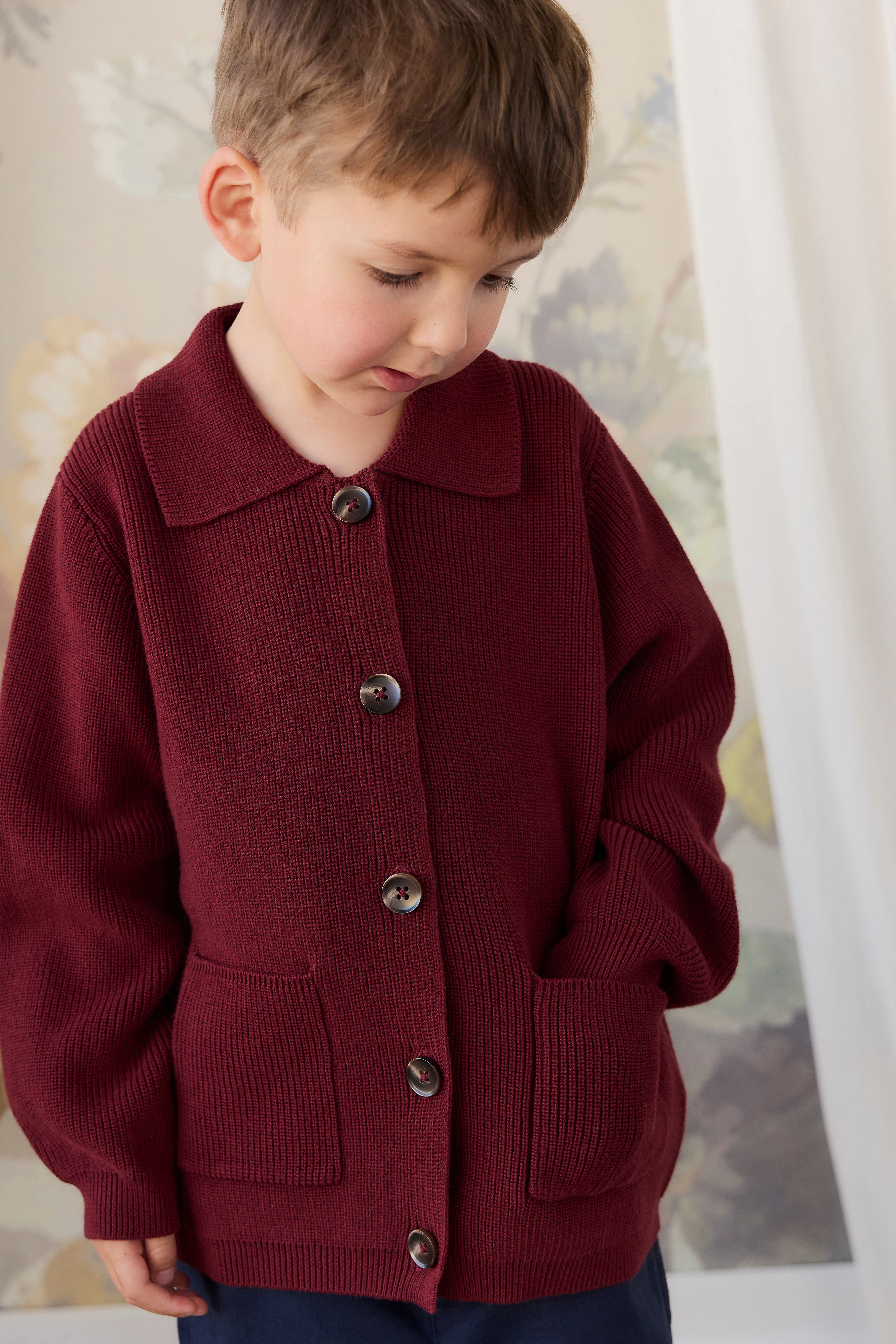 Veste en tricot de coton texturé classique, couleur bordeaux, avec boutonnage et poches plaquées pour enfants de 6 mois à 8 ans