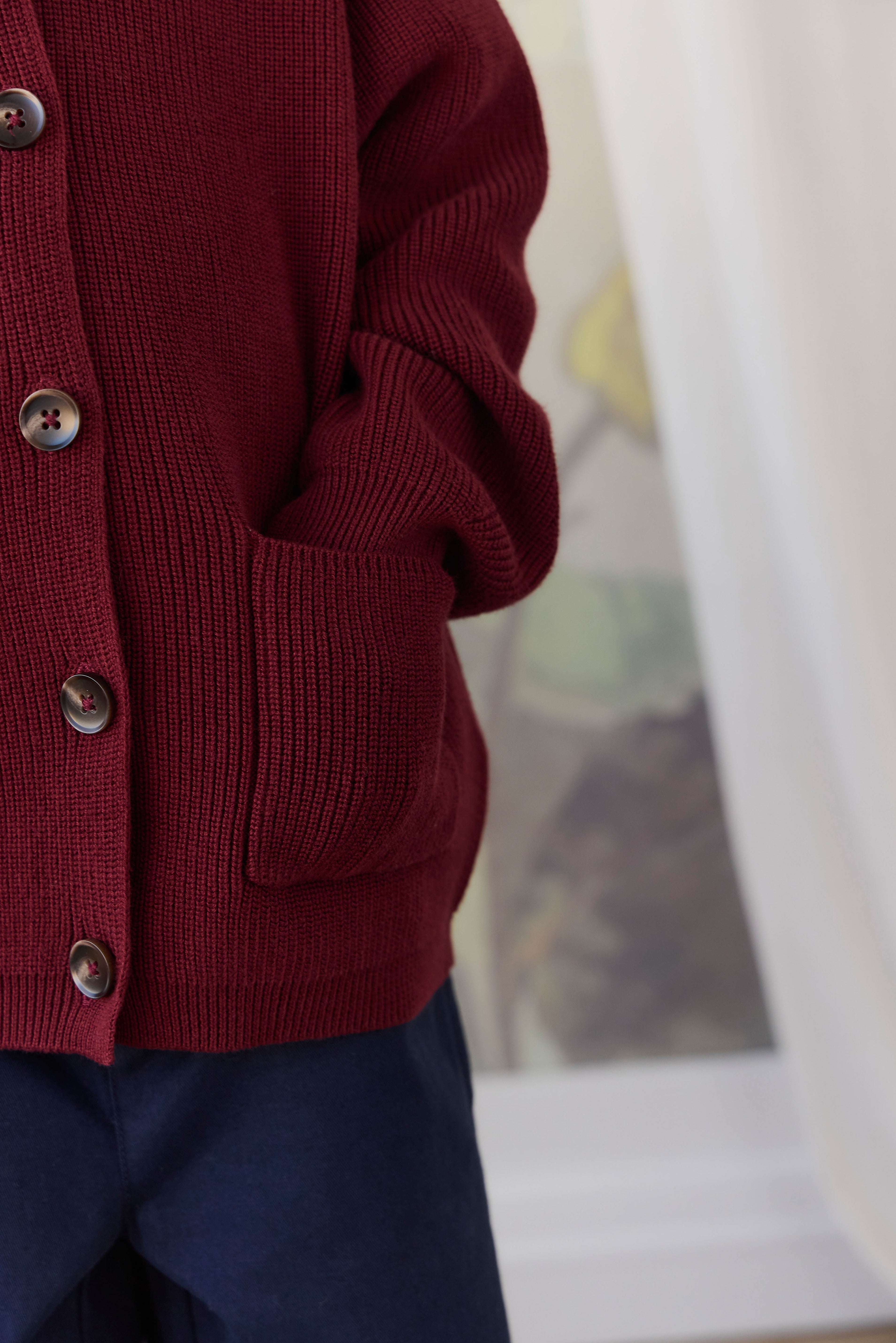 Veste en tricot de coton texturé classique, couleur bordeaux, avec boutonnage et poches plaquées pour enfants de 6 mois à 8 ans