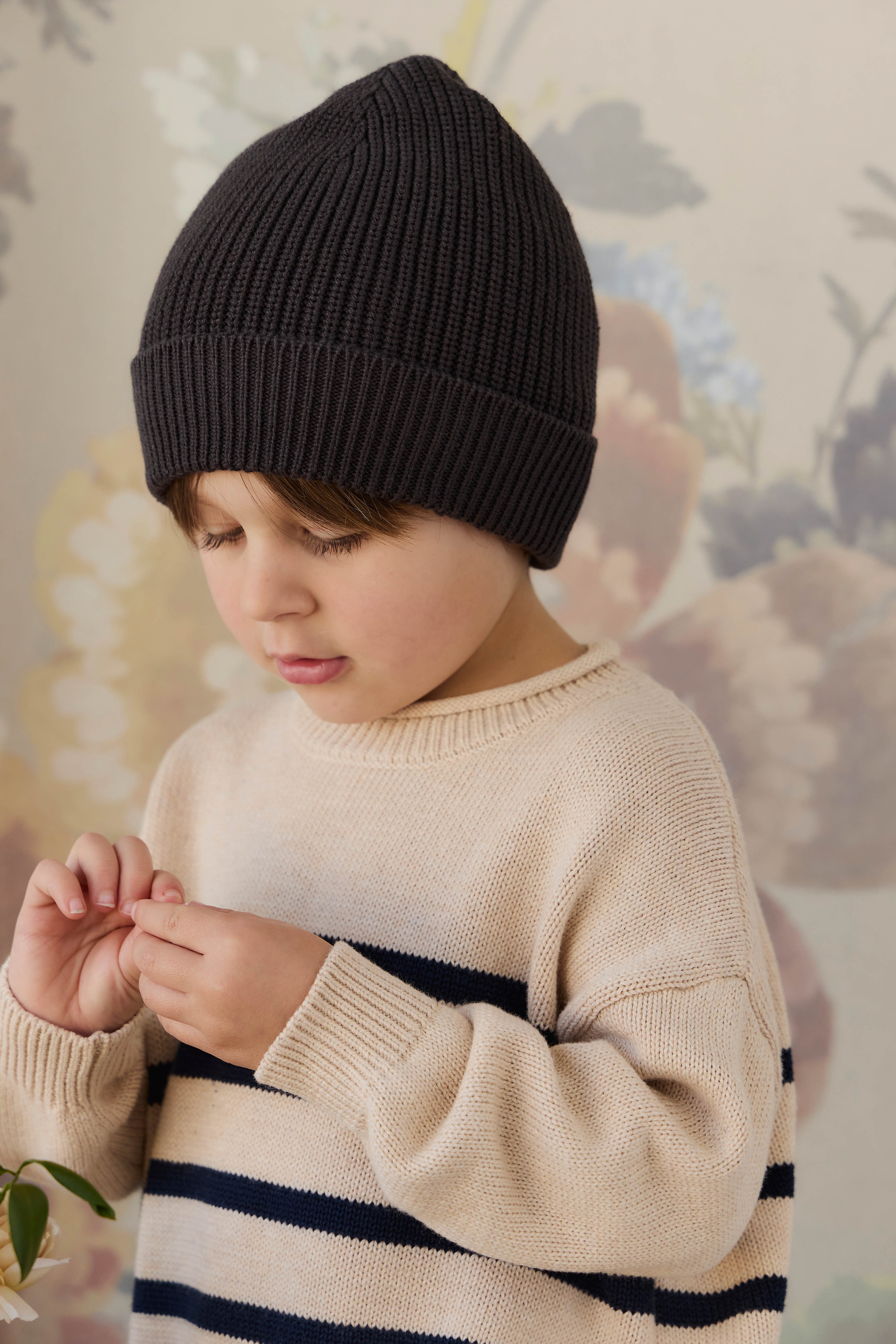 Bonnet côtelé en coton marron terre classique avec bord replié pour bébés et enfants