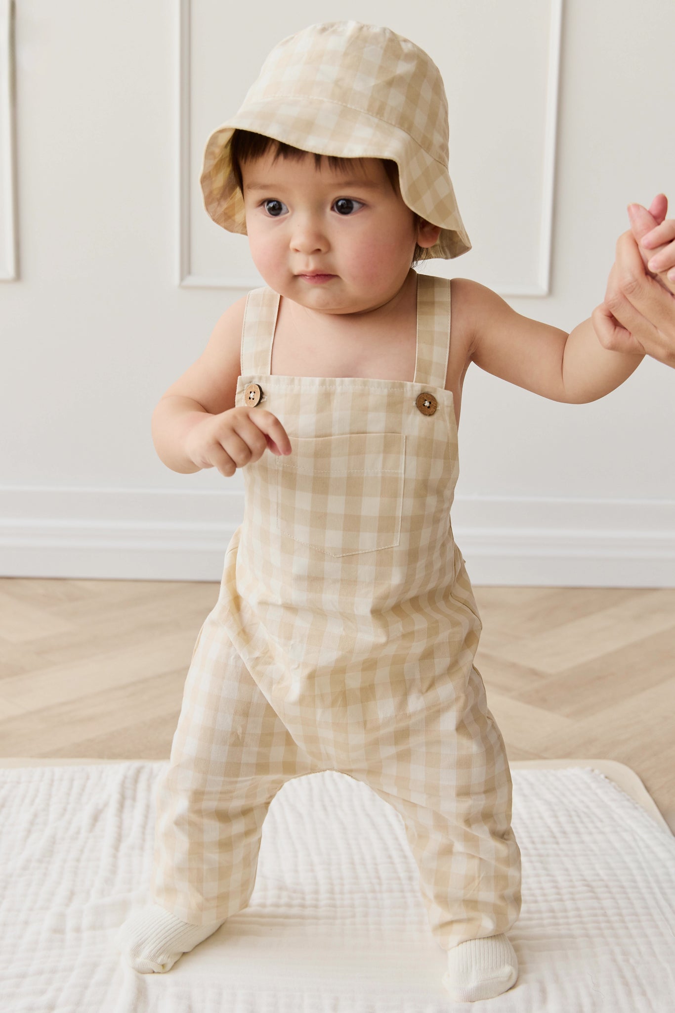 Salopette classique à carreaux vichy kaki pâle en coton biologique avec bretelles réglables pour bébés et enfants de 0 à 6 ans