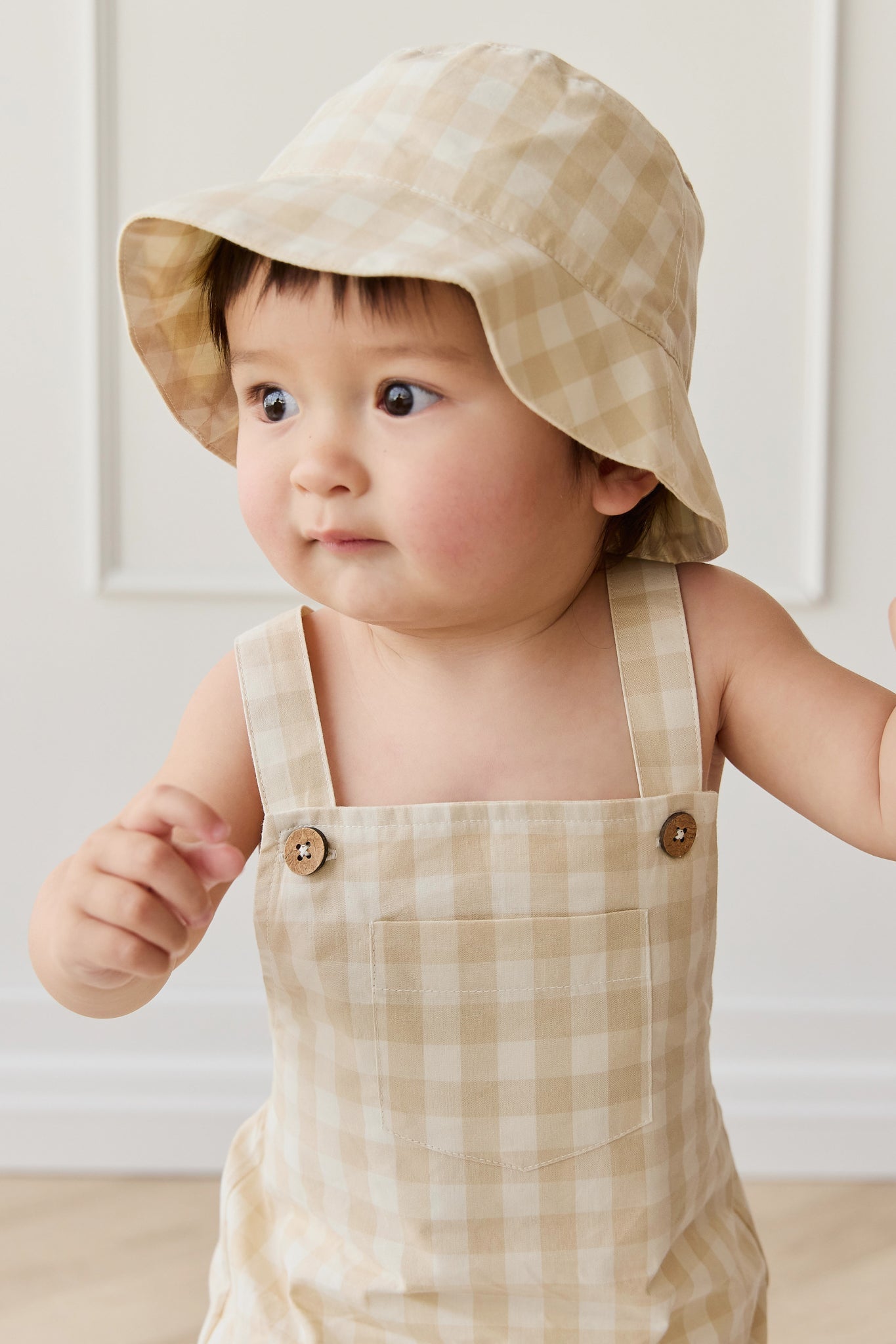 Salopette classique à carreaux vichy kaki pâle en coton biologique avec bretelles réglables pour bébés et enfants de 0 à 6 ans