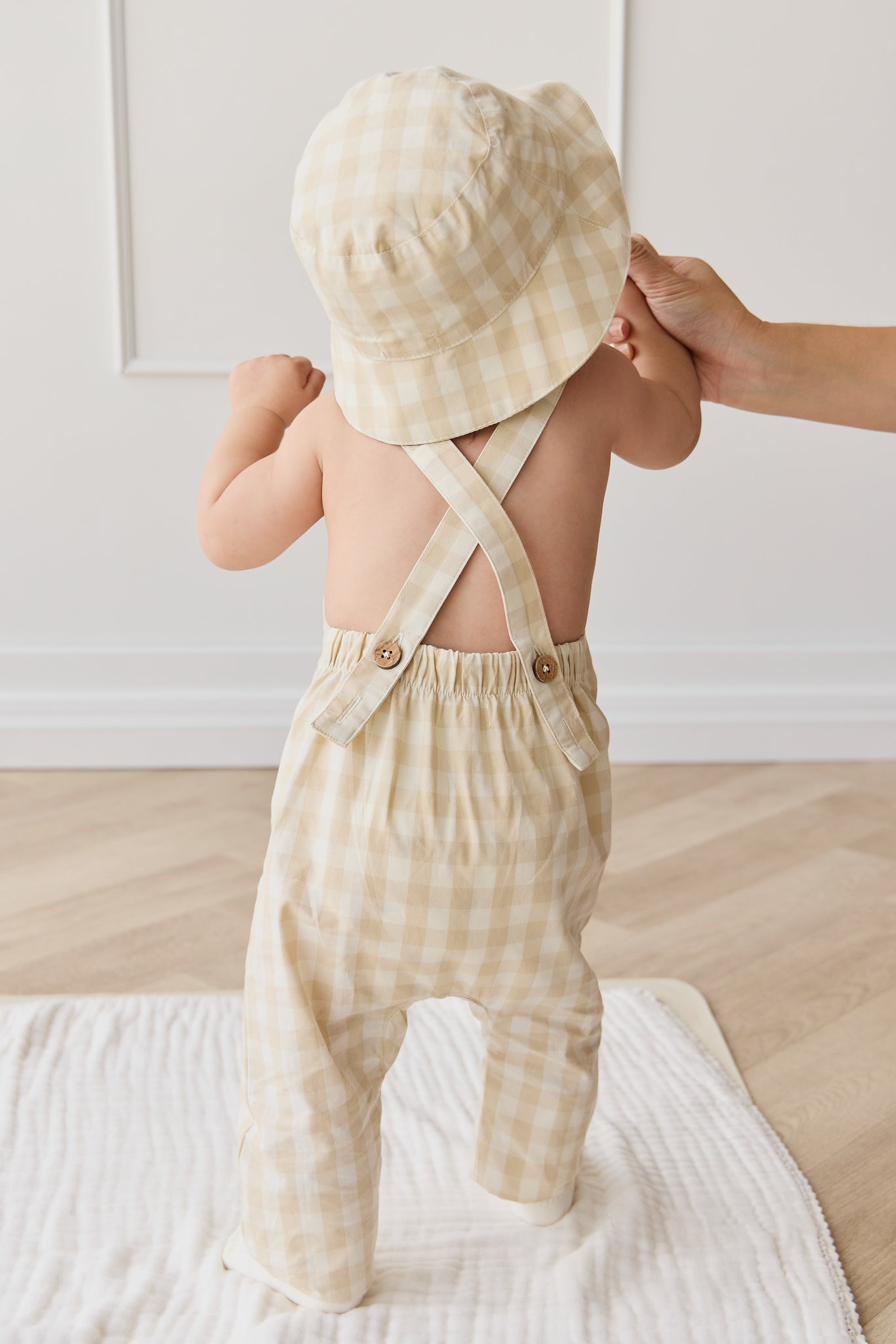 Salopette classique à carreaux vichy kaki pâle en coton biologique avec bretelles réglables pour bébés et enfants de 0 à 6 ans