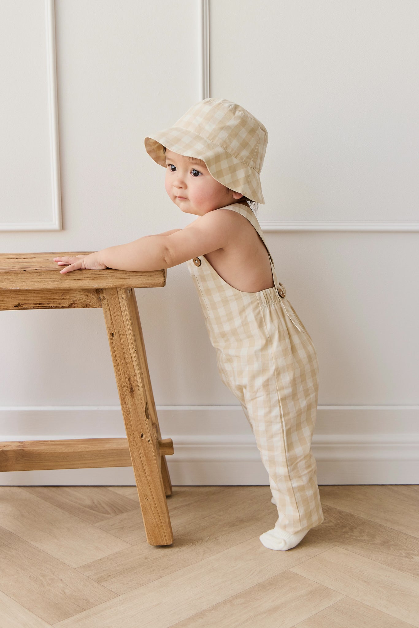 Salopette classique à carreaux vichy kaki pâle en coton biologique avec bretelles réglables pour bébés et enfants de 0 à 6 ans