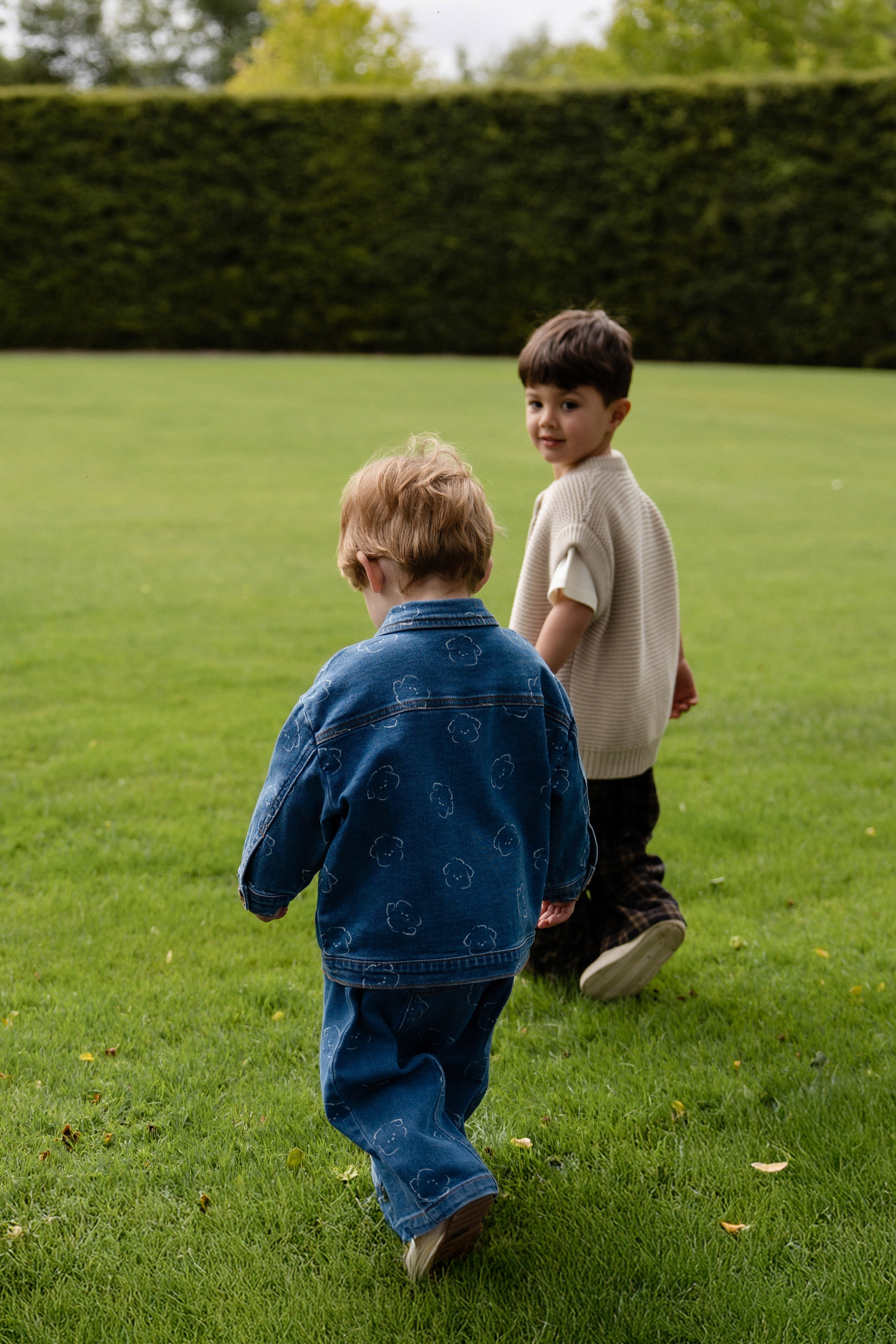 Pantalon en jean décontracté en coton bleu avec motif intégral, taille élastiquée et poches fonctionnelles pour enfants de 6 mois à 8 ans